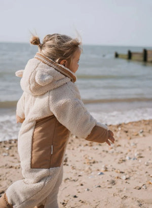 Töastie - Chaqueta impermeable Cloud Sherpa hecha de fibras recicladas | Arena