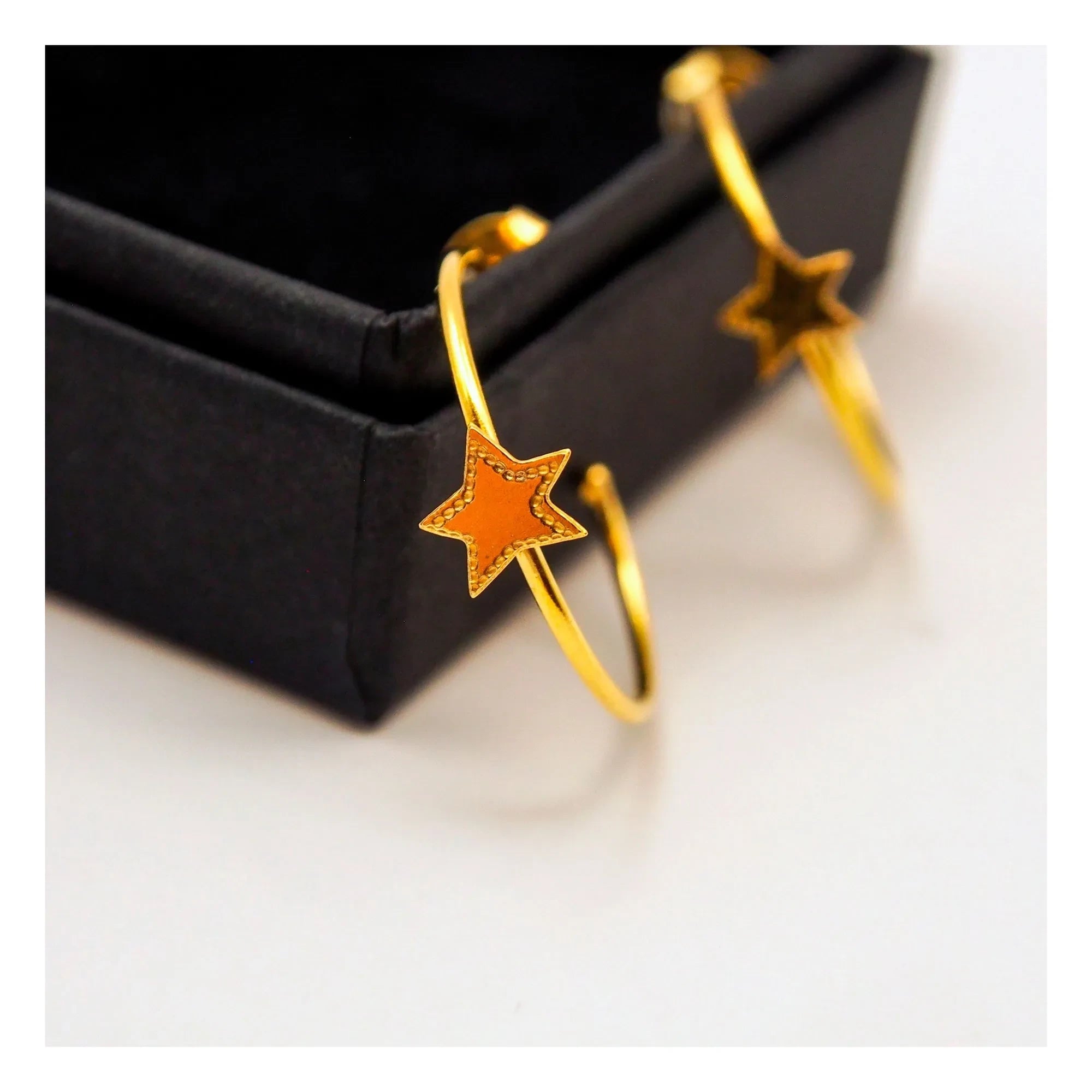 Adorabili - Pendientes de aro grandes de estrella dorada | Gold