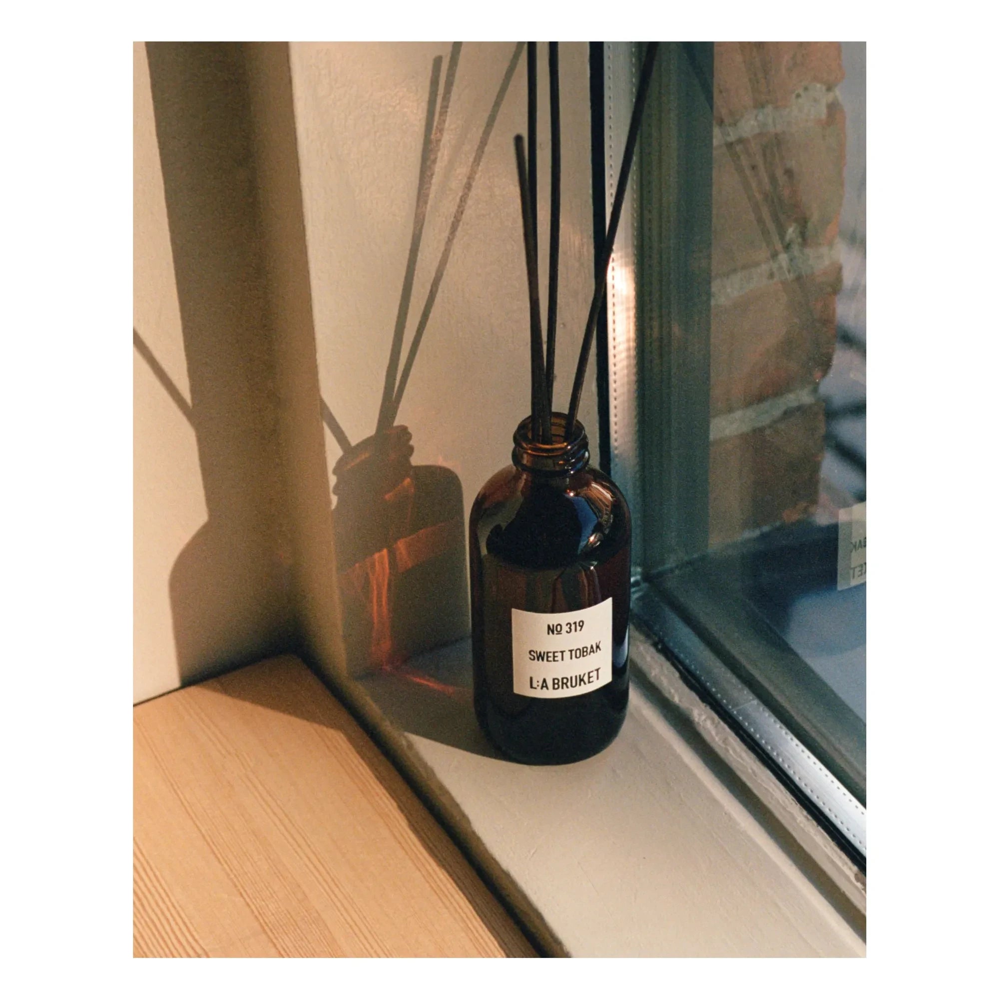 L:A BRUKET - Sweet Tobak Home Fragrance - 200 ml | Incoloro