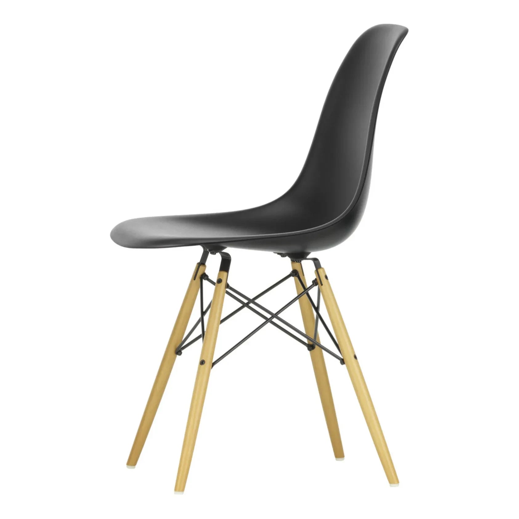 Vitra - Silla DSW de plástico - Base de arce - Charles & Ray Eames | Negra