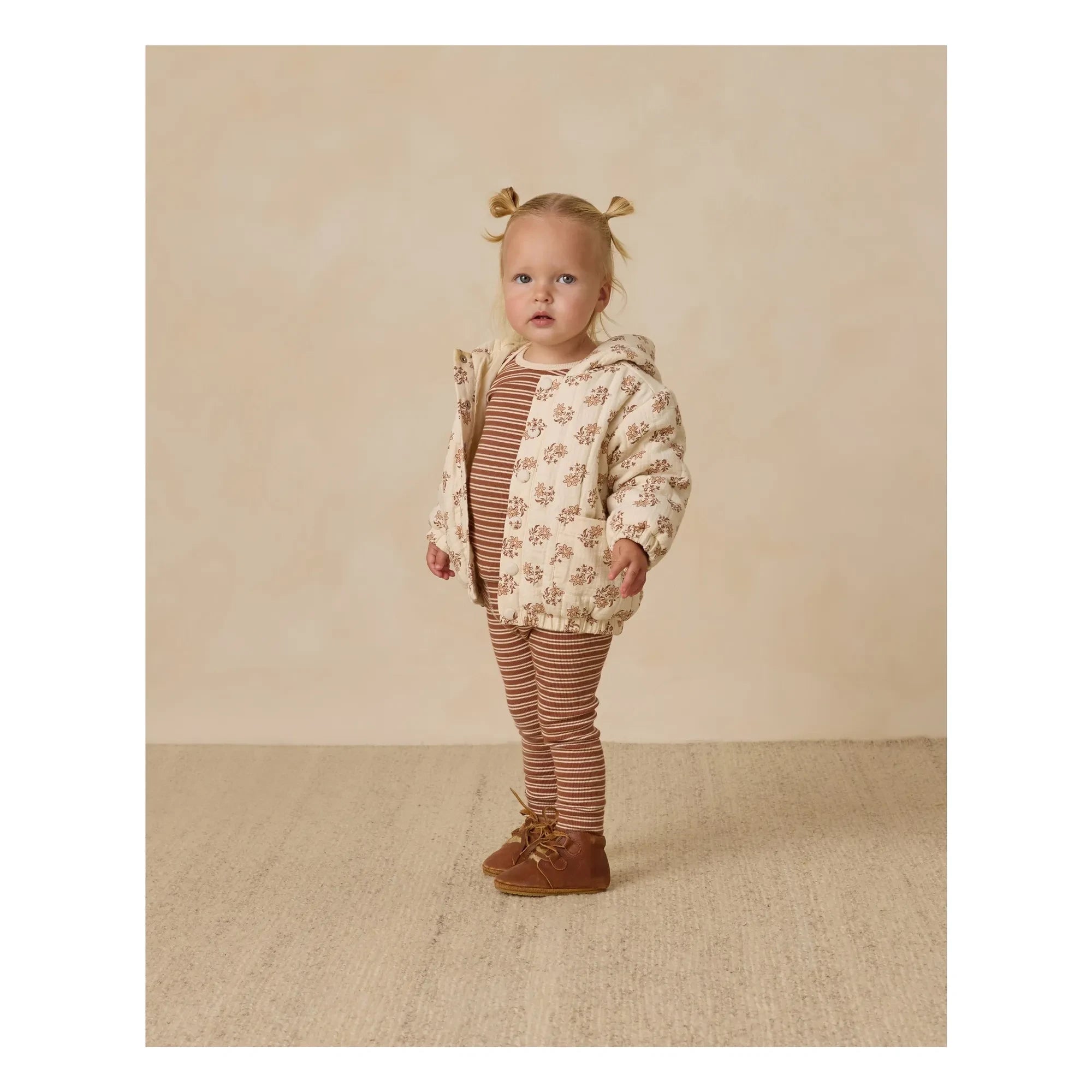 Quincy Mae - Chaqueta con capucha de gasa de algodón orgánico con estampado floral | Crudo