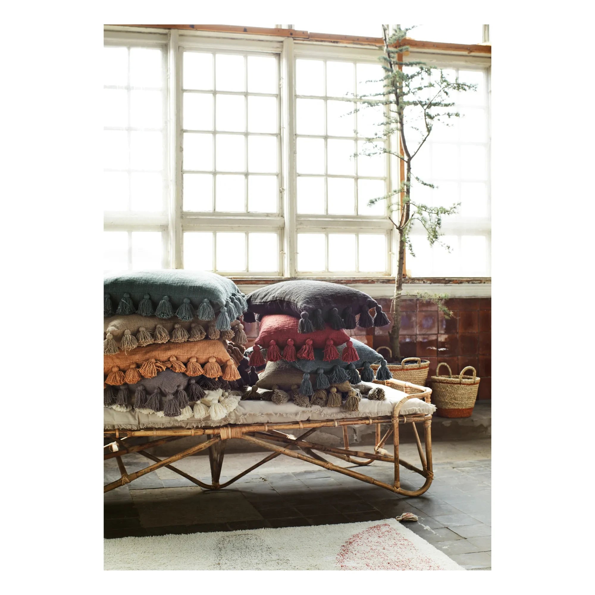 Madam Stoltz - Funda de almohada con pompones | Blanco
