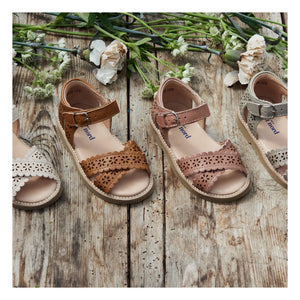 Petit Nord - Sandalias Cruzadas Florales con Tiras | Crema