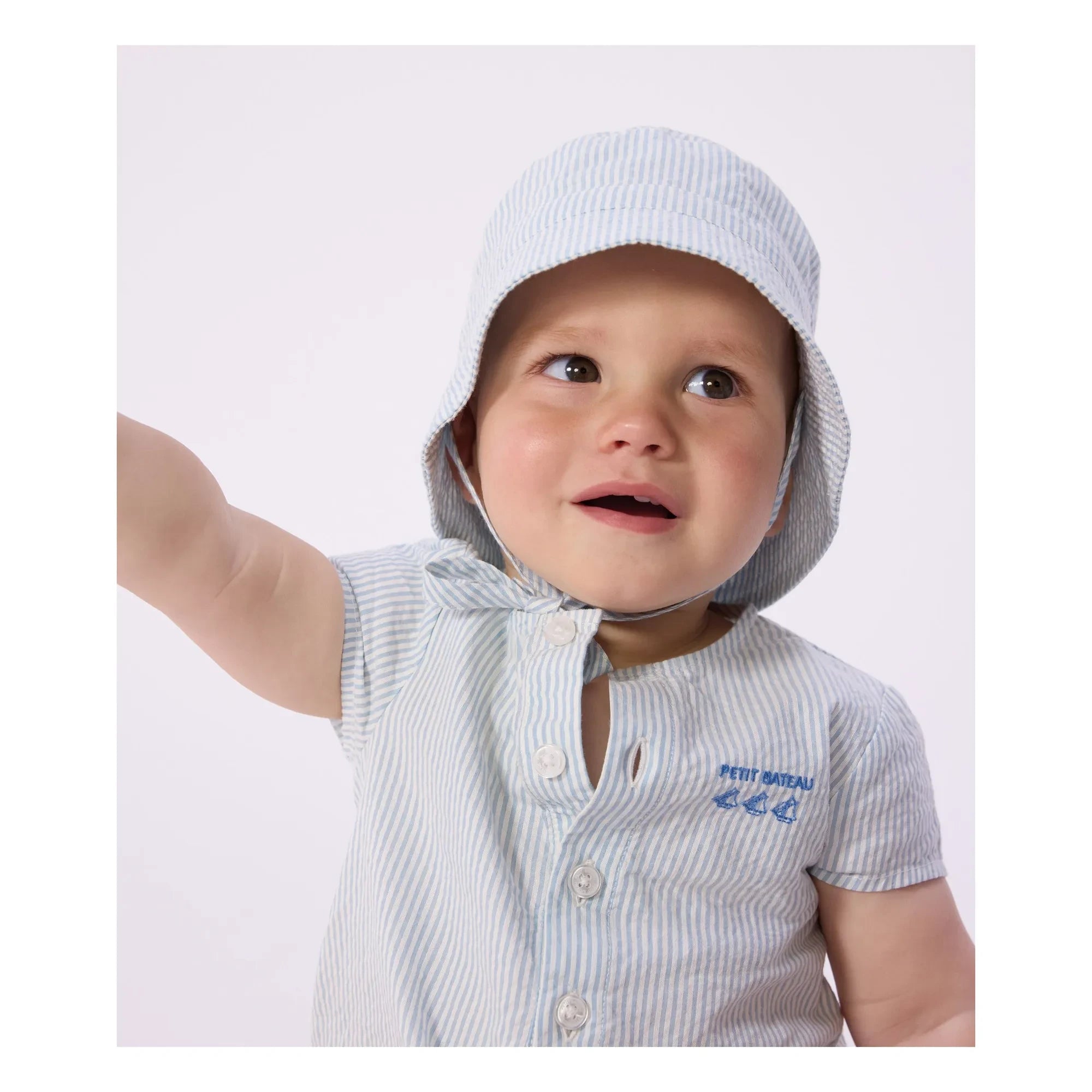 Petit Bateau - Sombrero de pescador a rayas de algodón orgánico seersucker | Azul claro