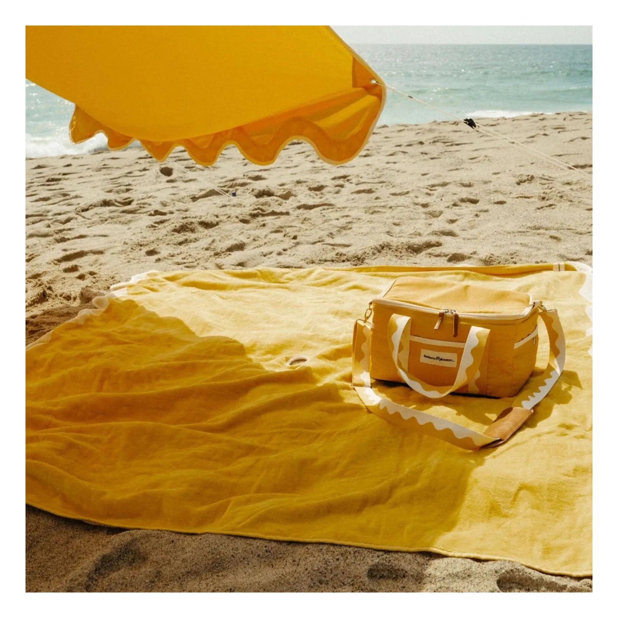 Business & Pleasure Co. - Toalla de playa perforada | Amarillo