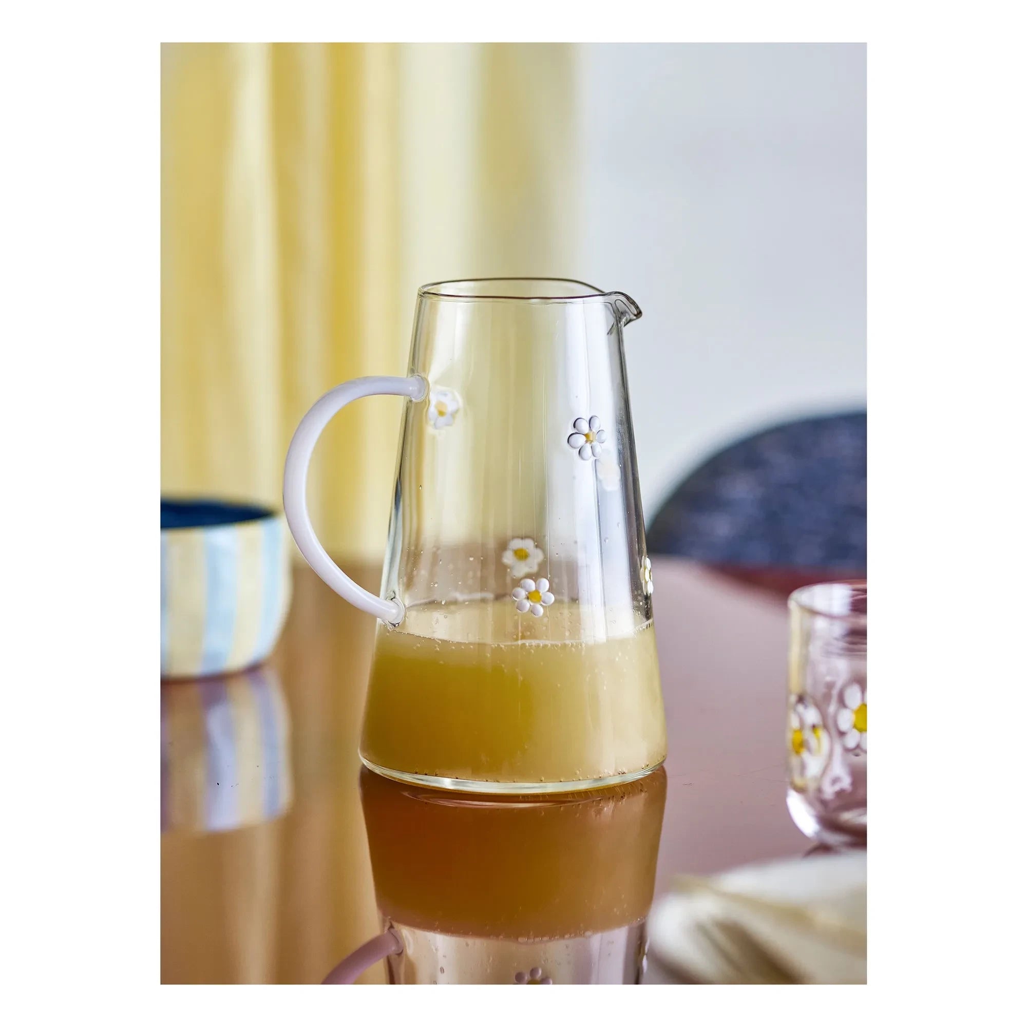 Bloomingville - Jarra Buzz de cristal con flores