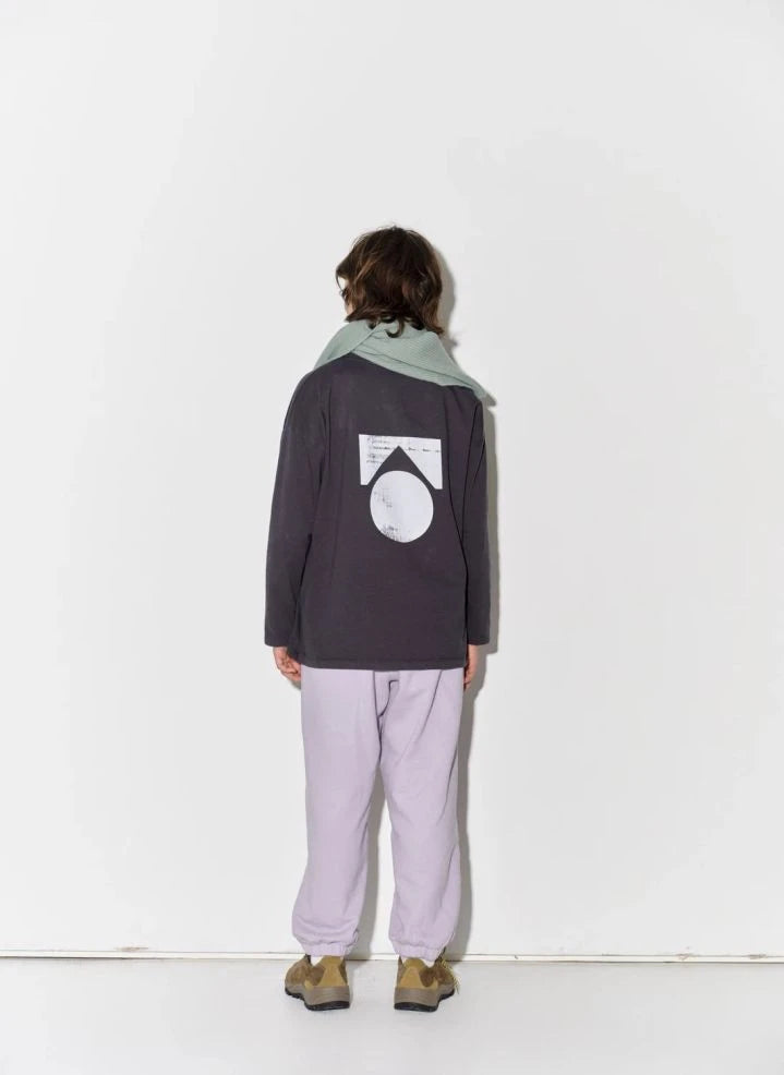 Main Story - Camiseta de jersey con logo de algodón orgánico | Gris oscuro