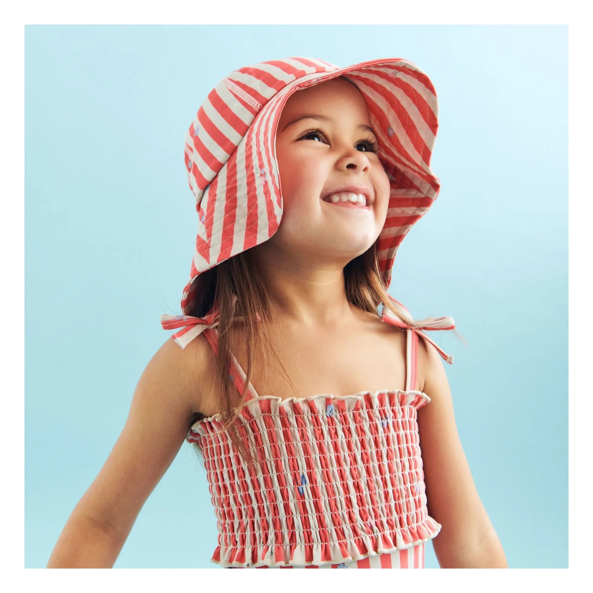 Trigo - Sombrero Bora de rayas con protección UV, fibras recicladas y flores | Rojo