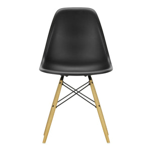 Vitra - Silla DSW de plástico - Base de arce - Charles & Ray Eames | Negra