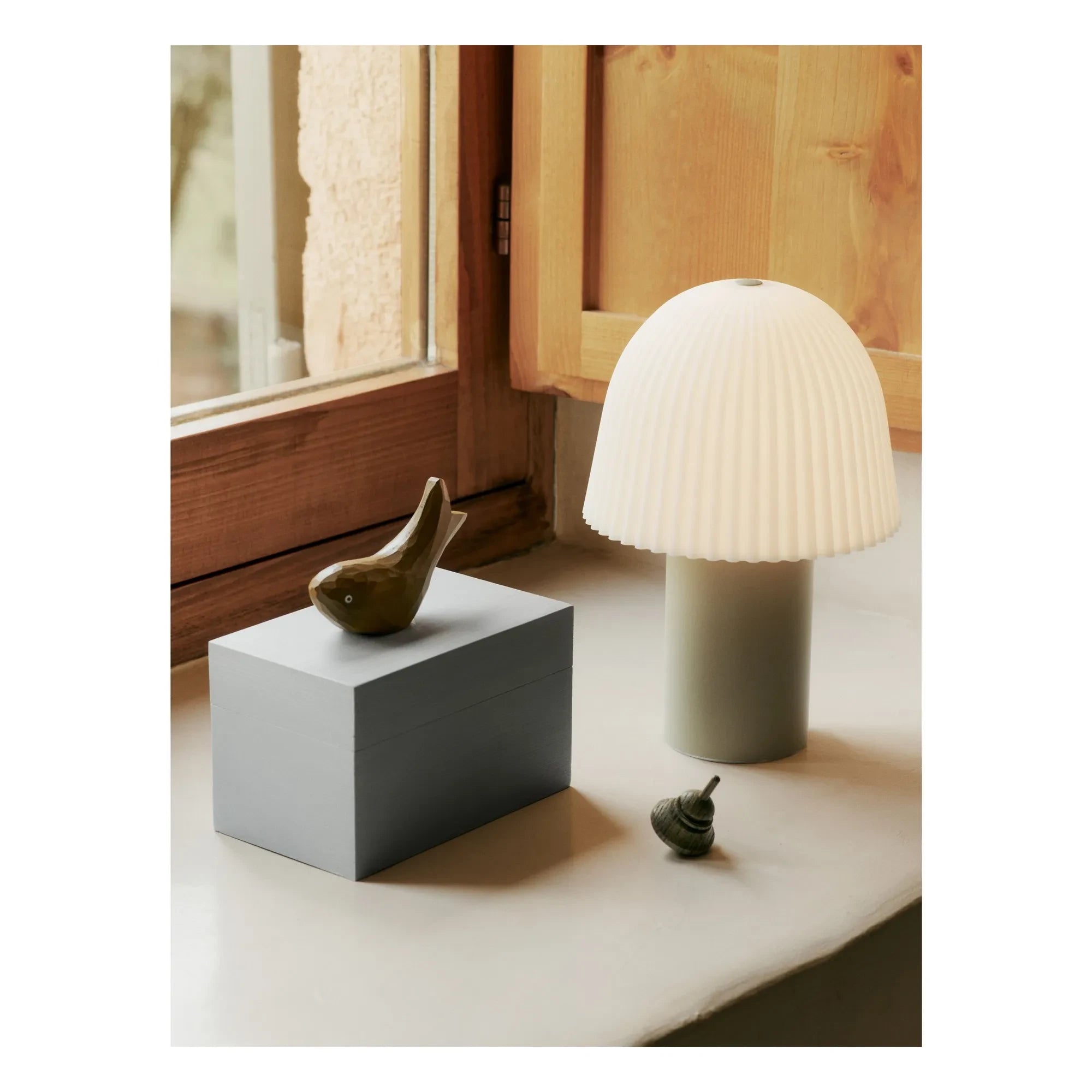 Ferm Living Kids - Lámpara de mesa con volantes | Beige