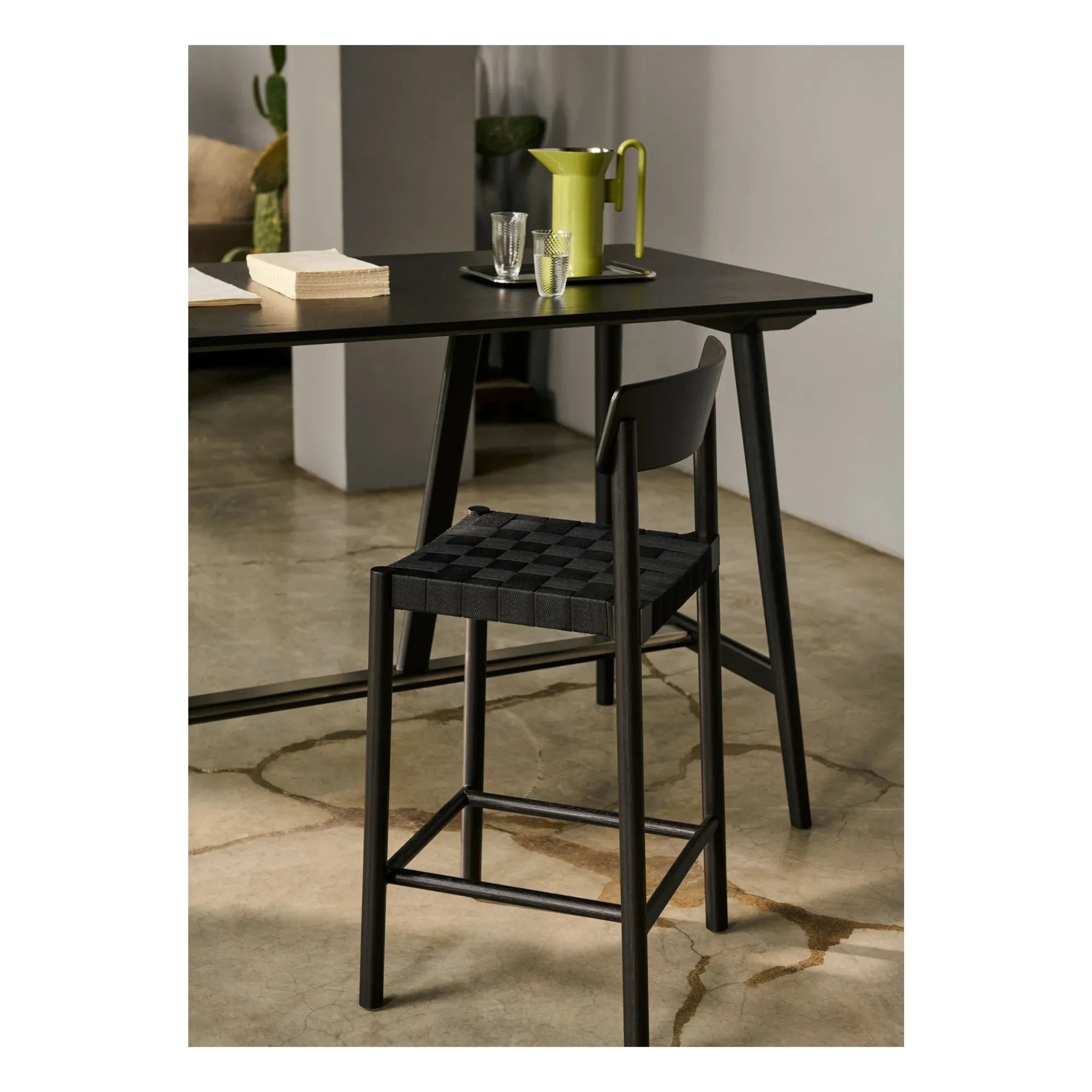 & Tradition - Tabure de bar Betty TK15 con correa negra, 75 cm | Negro