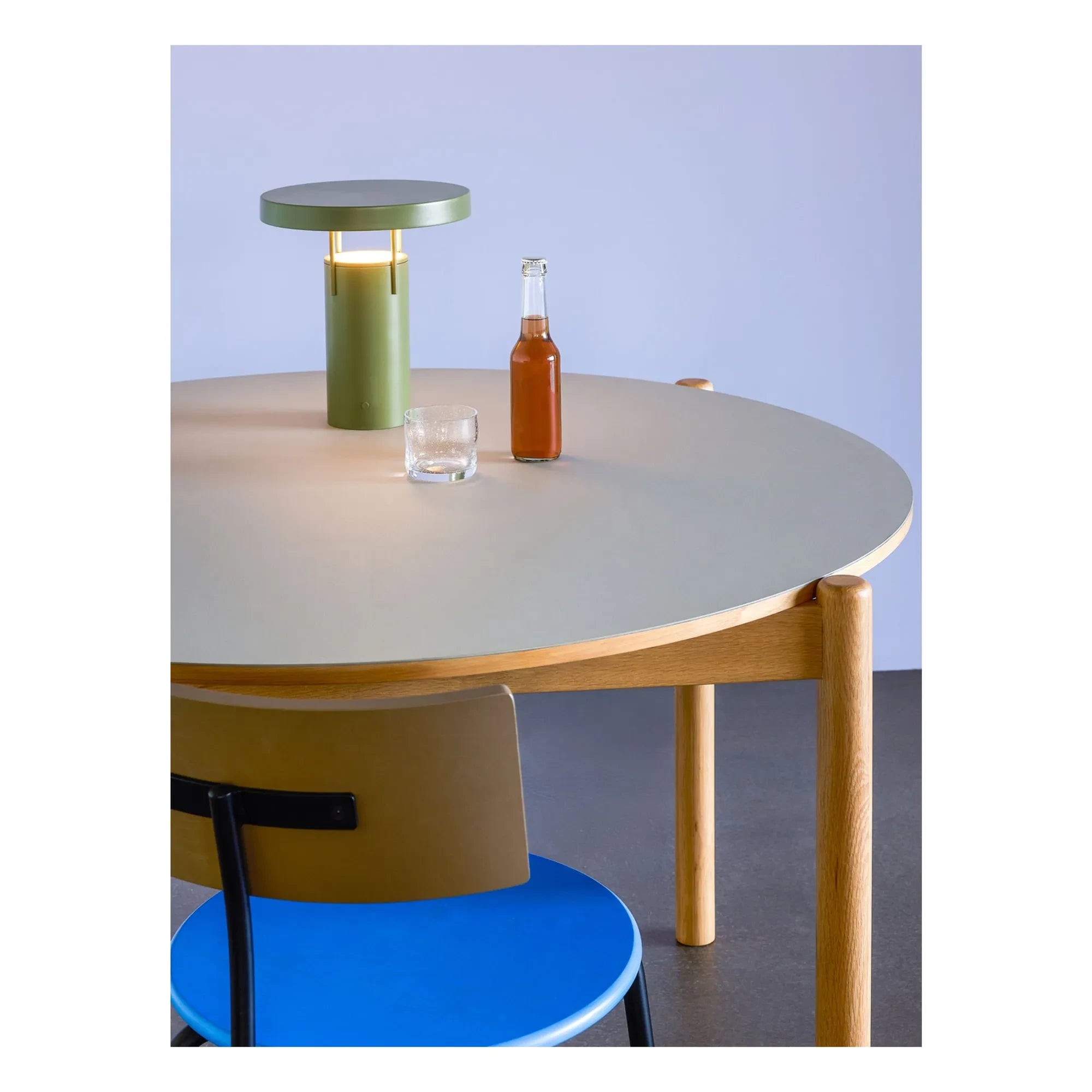 Hübsch - Mesa de comedor redonda oblicua | Gris claro