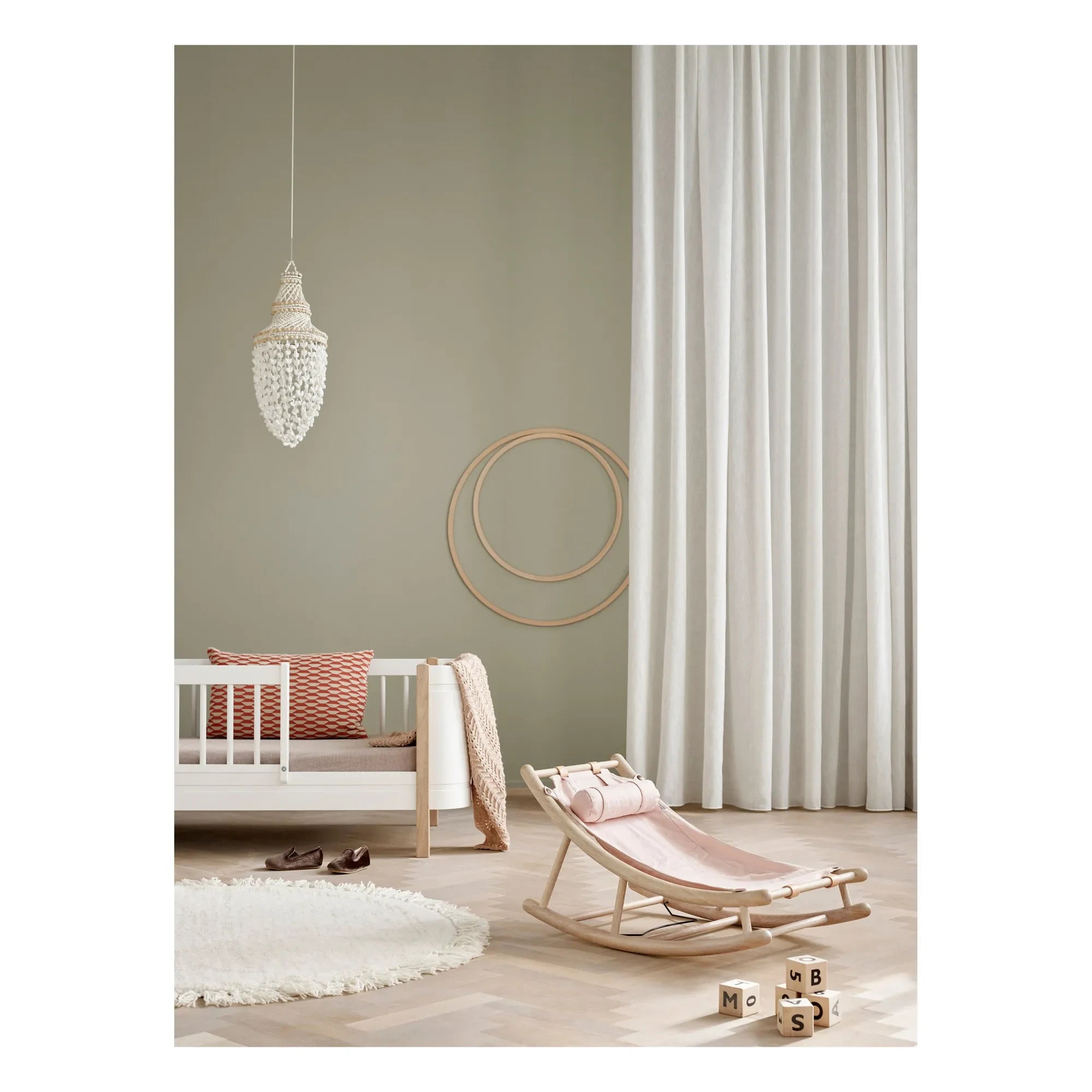 Oliver Furniture - Silla Mecedora de Bebé de Roble Rosa