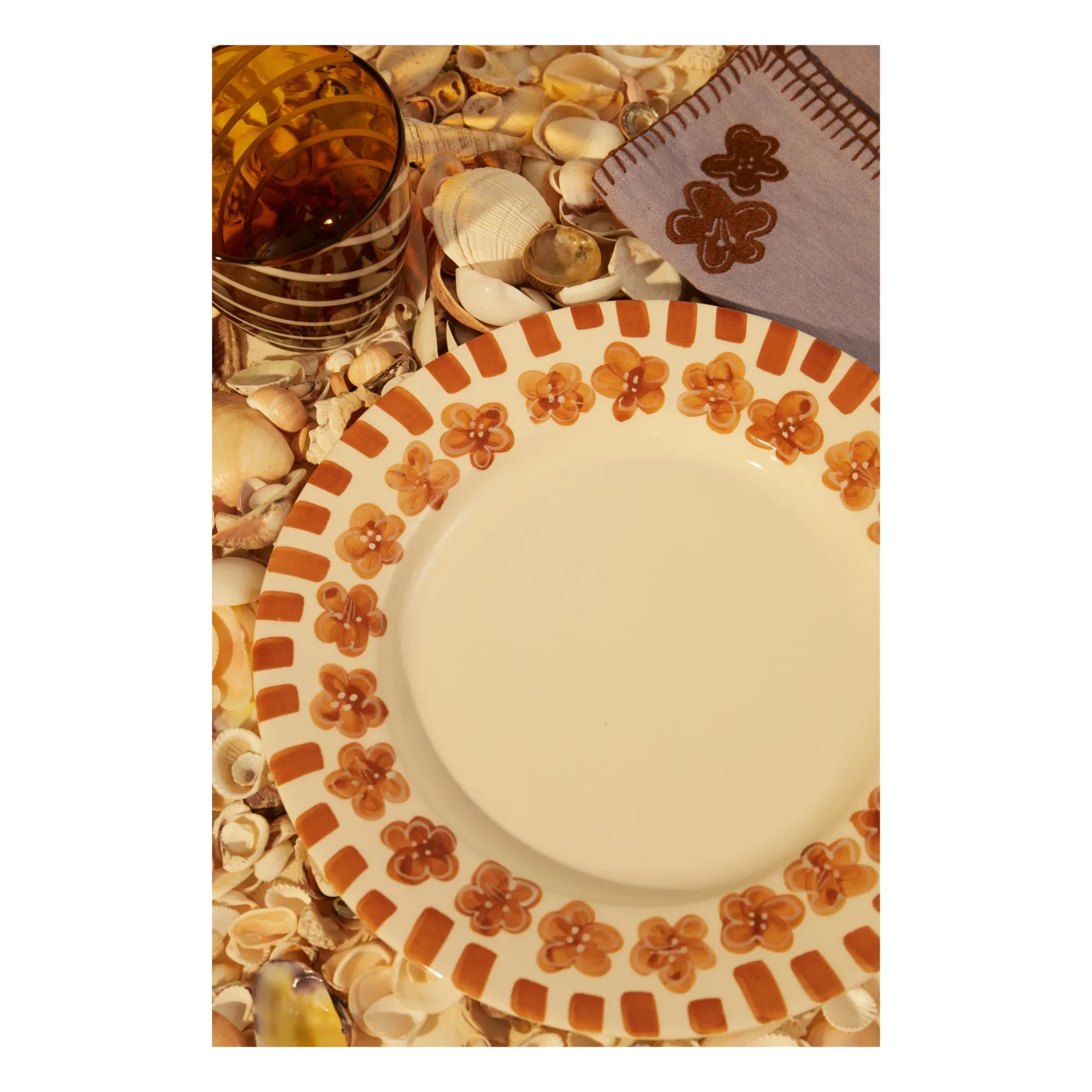 Tressé - Plato llano con flor de Tiaré | Marrón