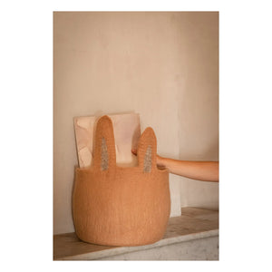 Muskhane - Cesto de fieltro con forma de conejo | Beige