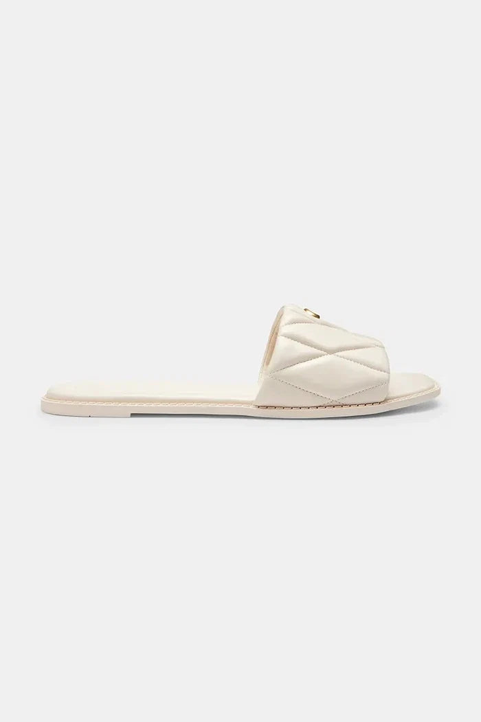 Sandalia Coach Holly Quilted Leather de piel plana para mujer