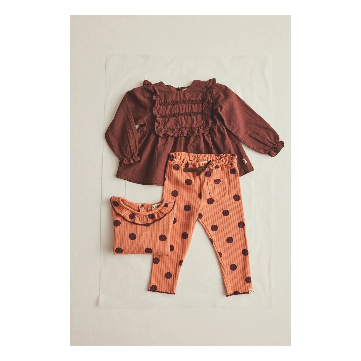 Cozmo - Mika Leggings de Canalé de Algodón Orgánico con Lunares | Coral