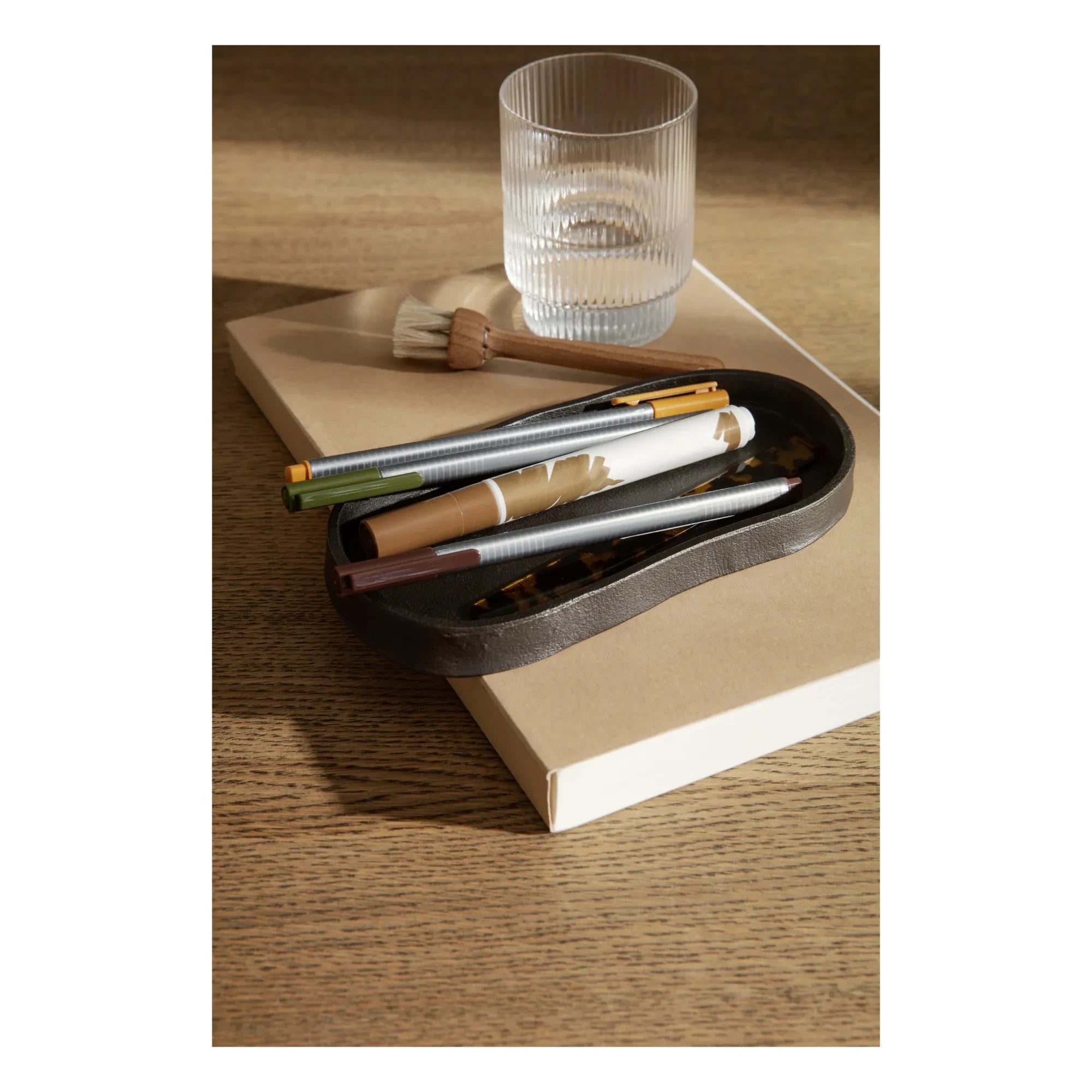 Ferm Living - Bandeja ovalada Yama de aluminio reciclado | Negro