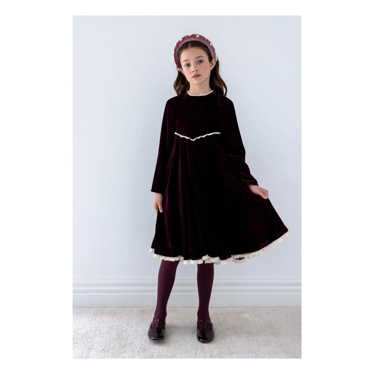 petite Amalie - Vestido de encaje y terciopelo bordado abierto | Berenjena