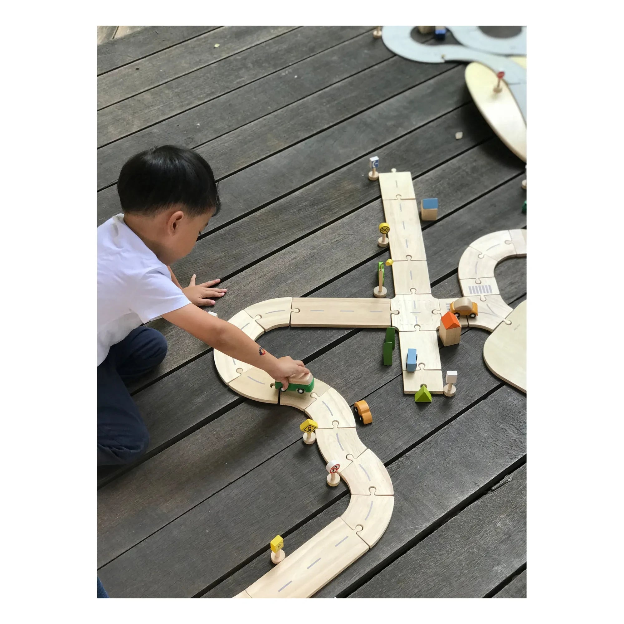 Plan Toys - Pista de coches de madera y accesorios