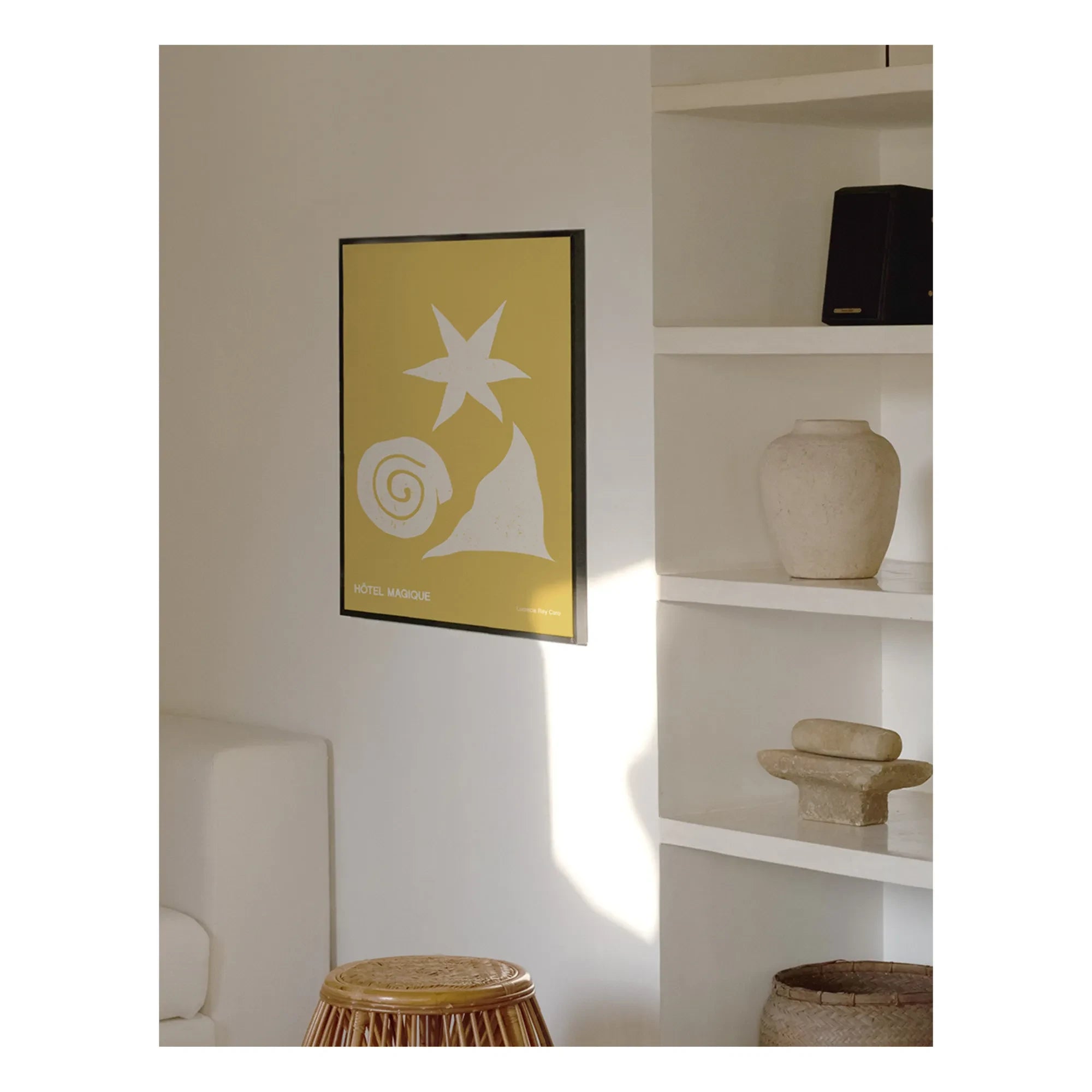 Hôtel Magique - Póster A3 Sea, Sun de Lucrecia Rey Caro | Amarillo