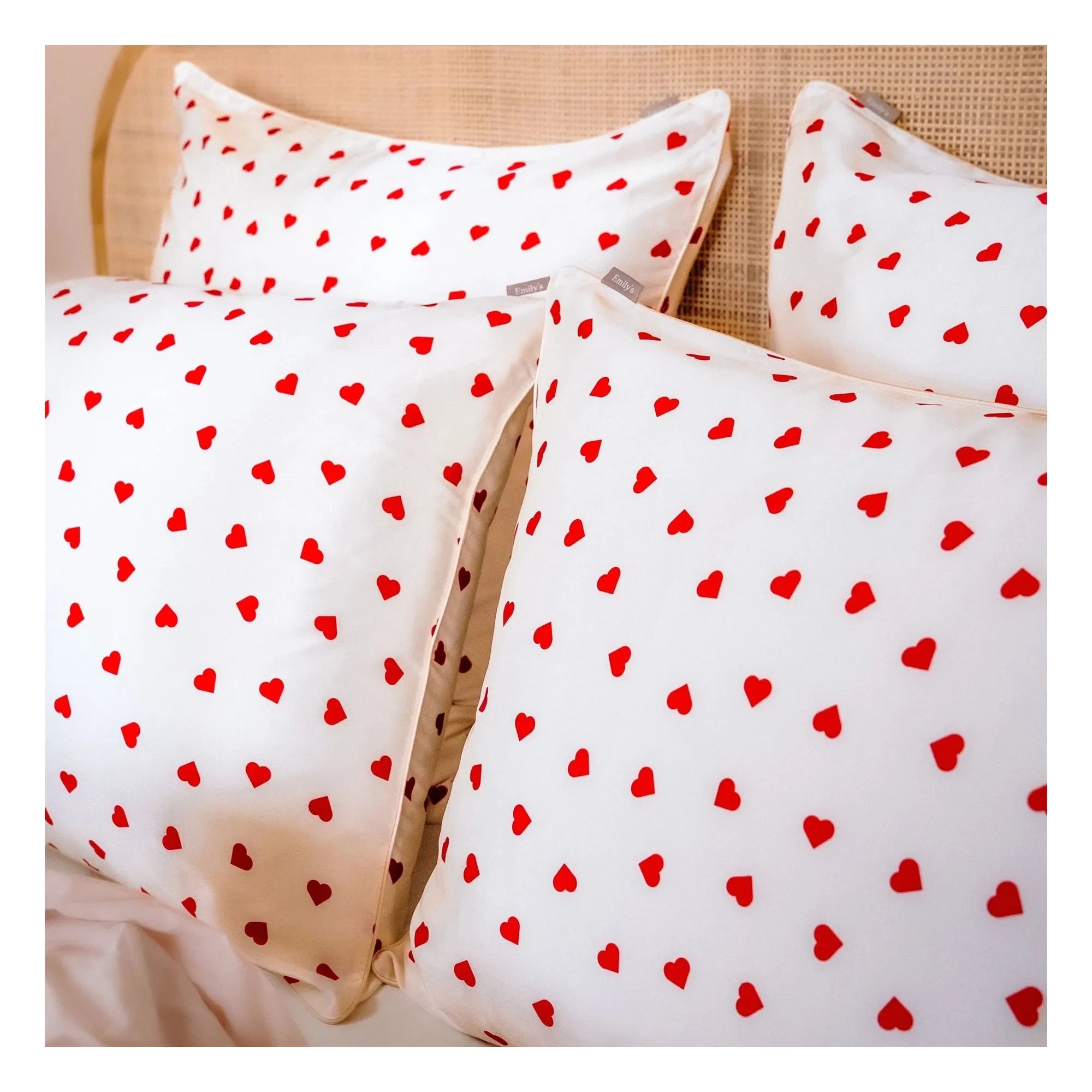 Funda de almohada de seda de morera Emily's Pillow con estampado de corazón | Crema