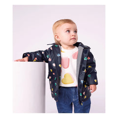 Petit Bateau - Chubasquero icónico con estampado de corazones para bebé | Azul marino