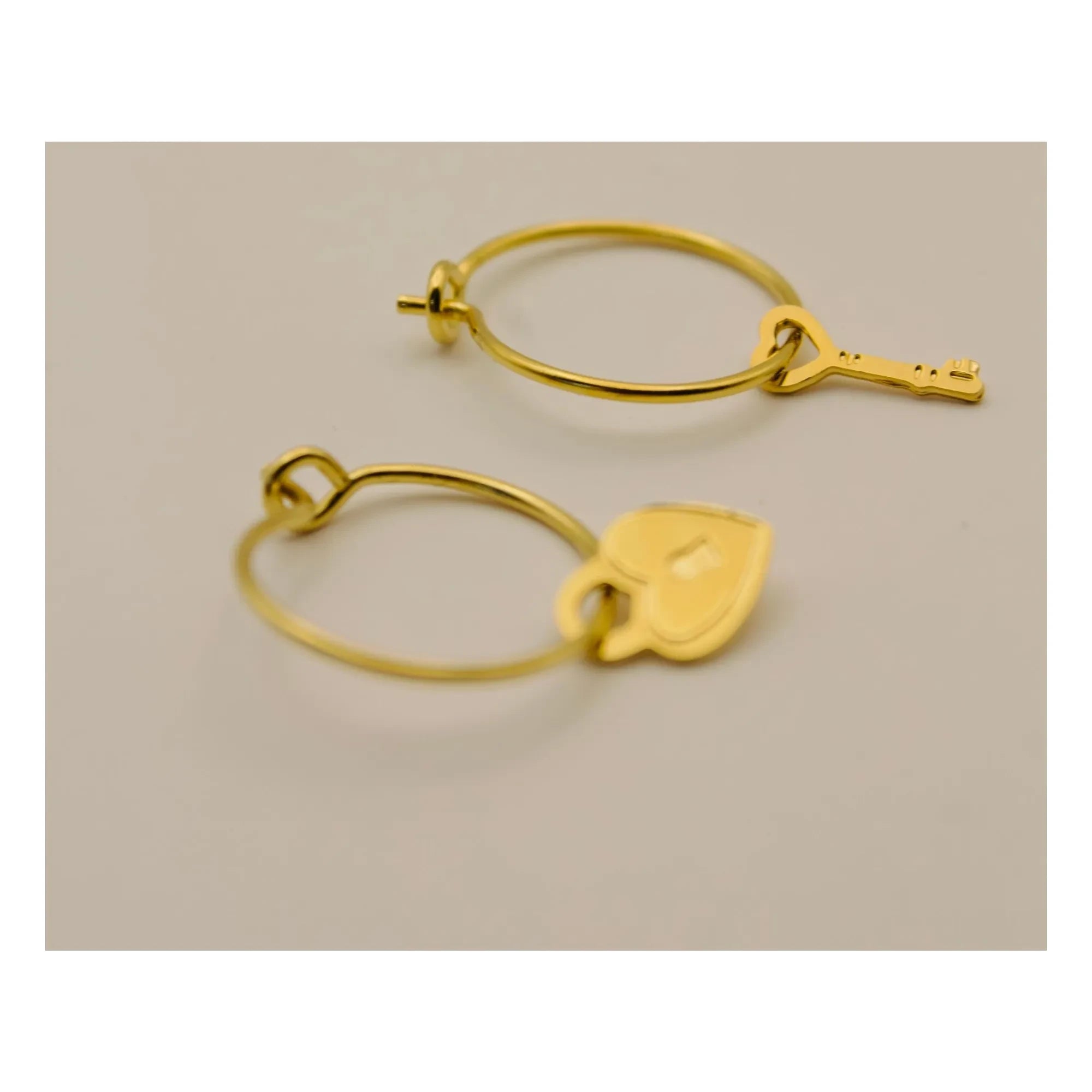 Adorabili - Pendientes de aro asimétricos ocultos | Oro