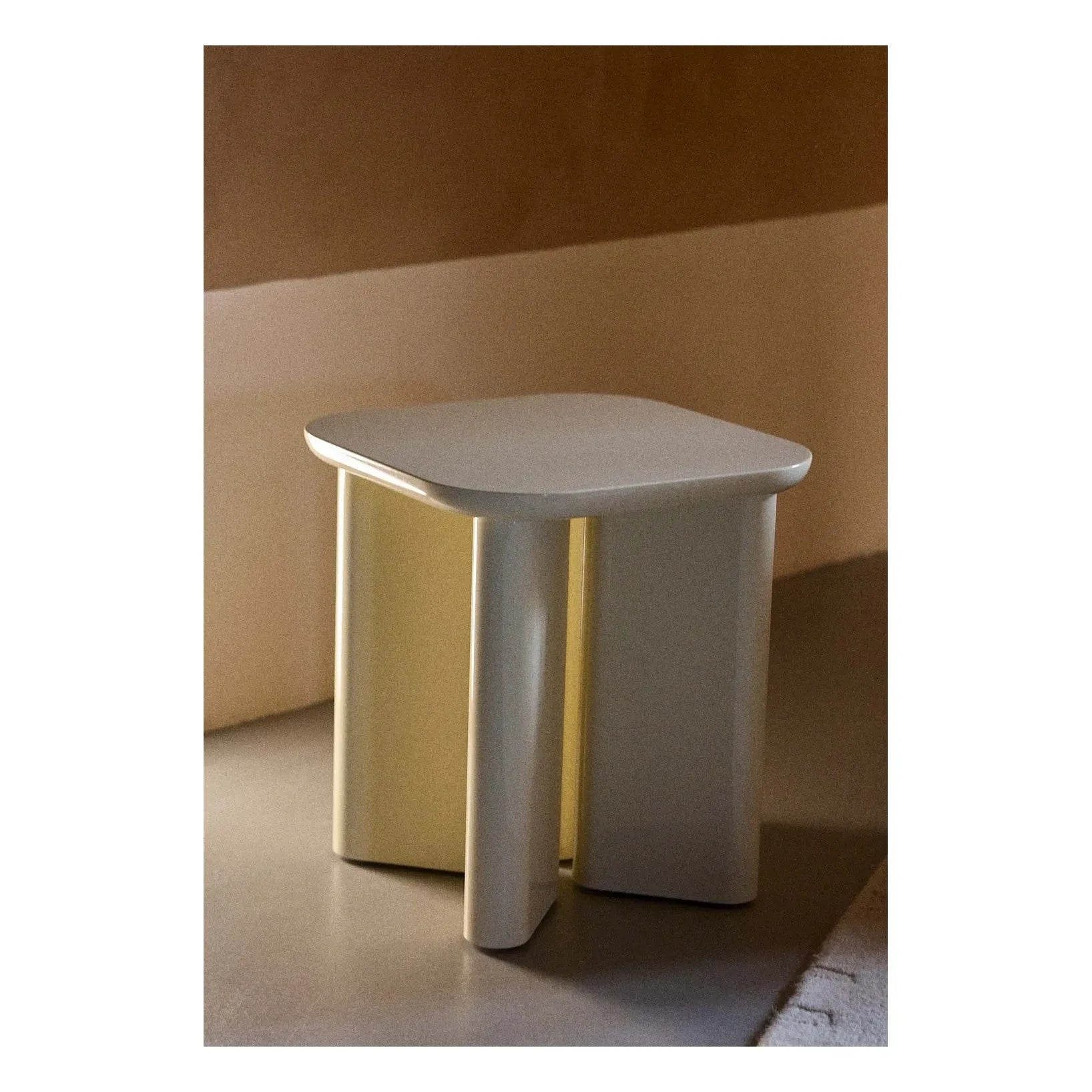 Gabrielle Paris - Mesa auxiliar de madera lacada Garance | Crema