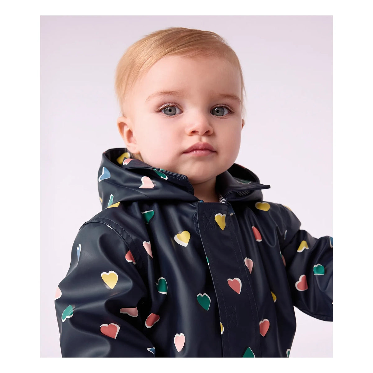 Petit Bateau - Chubasquero icónico con estampado de corazones para bebé | Azul marino