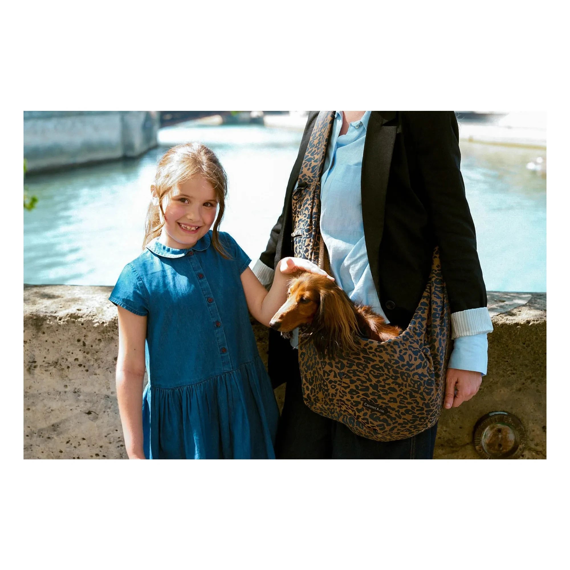 Caramel & Cie - Bolso bandolera Promenade con estampado de perro leopardo | Marrón