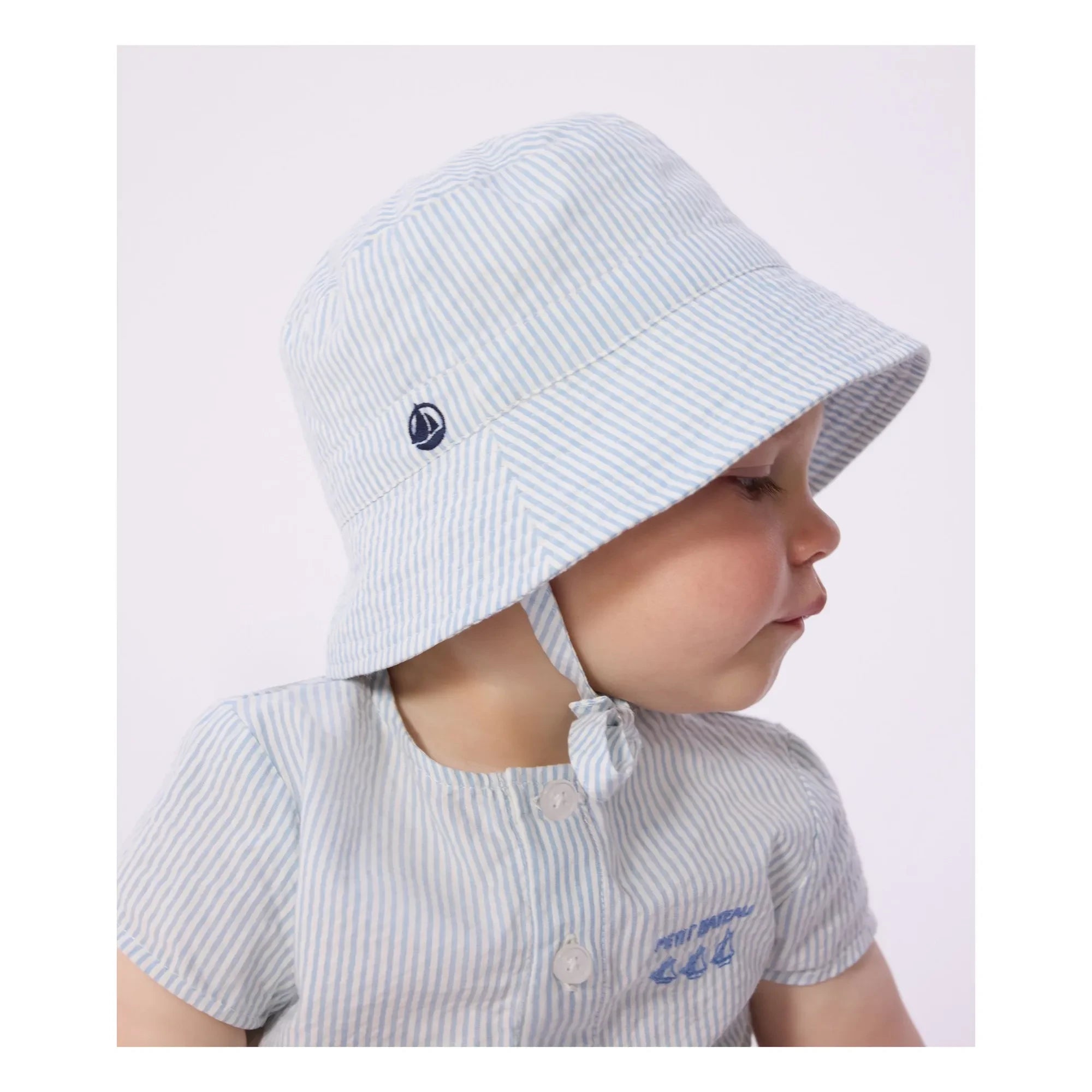 Petit Bateau - Sombrero de pescador a rayas de algodón orgánico seersucker | Azul claro