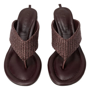 BY FAR - Sandalias Dasha de piel y rafia | Borgoña