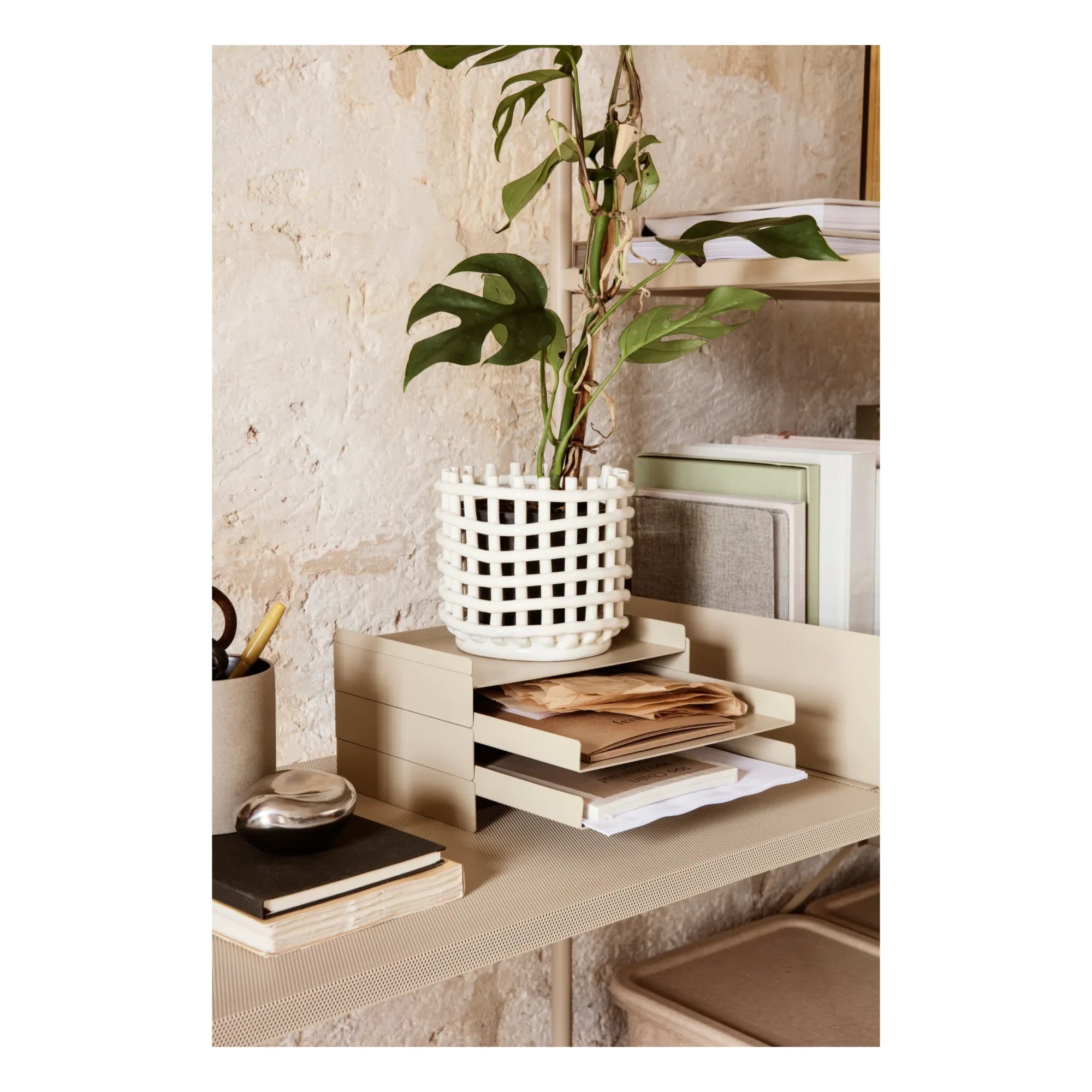 Ferm Living - Organizador de mesa metálico | Beige