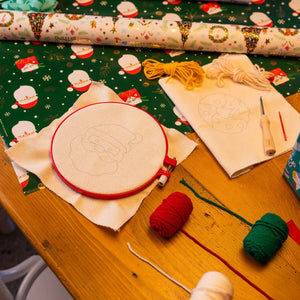 Legami - Kit creativo para decoraciones navideñas colgantes - Kit de punch needle
