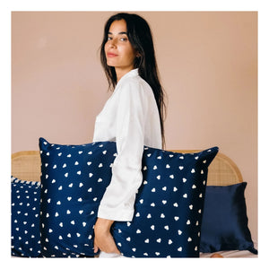 Emily's Pillow - Funda de almohada de seda de morera con estampado de corazones | Azul noche