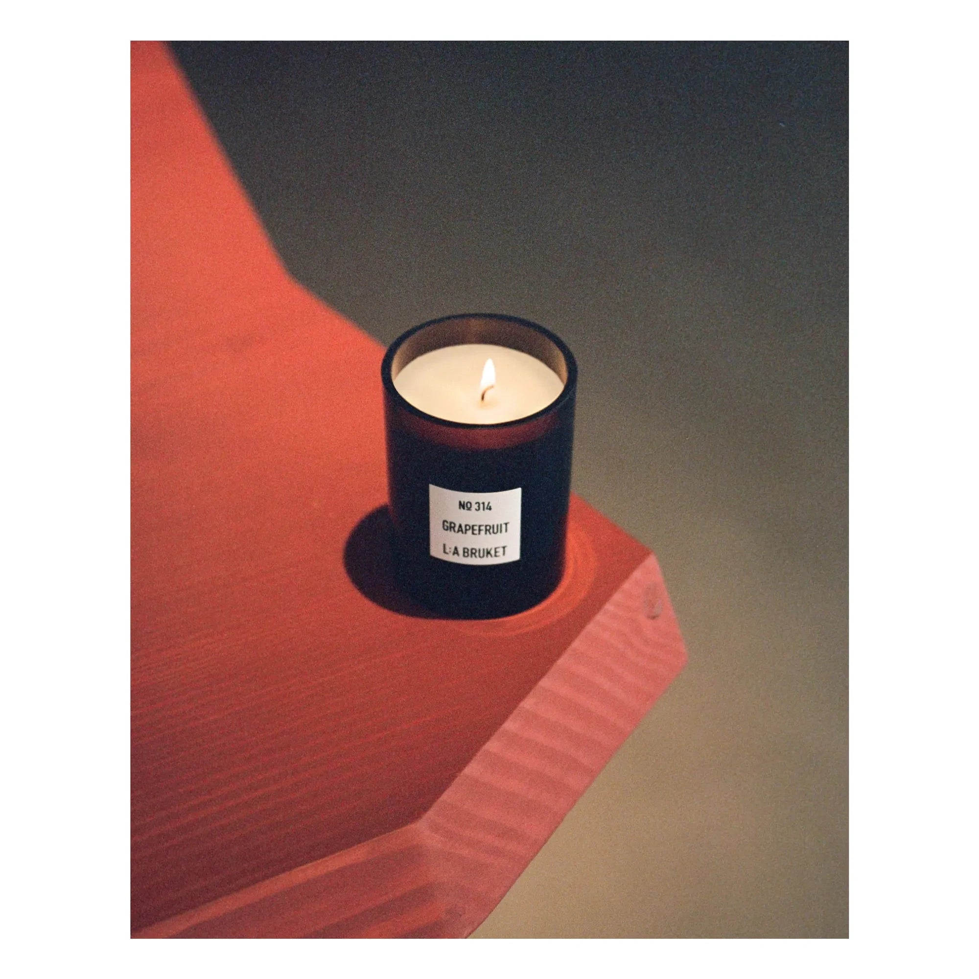 L:A BRUKET - Vela con aroma a pomelo - 260g | Incoloro