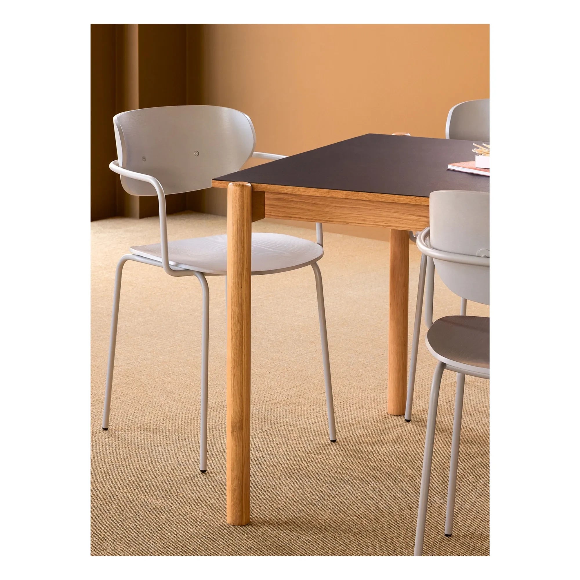 Hübsch - Mesa de comedor de roble Oblique | Negro