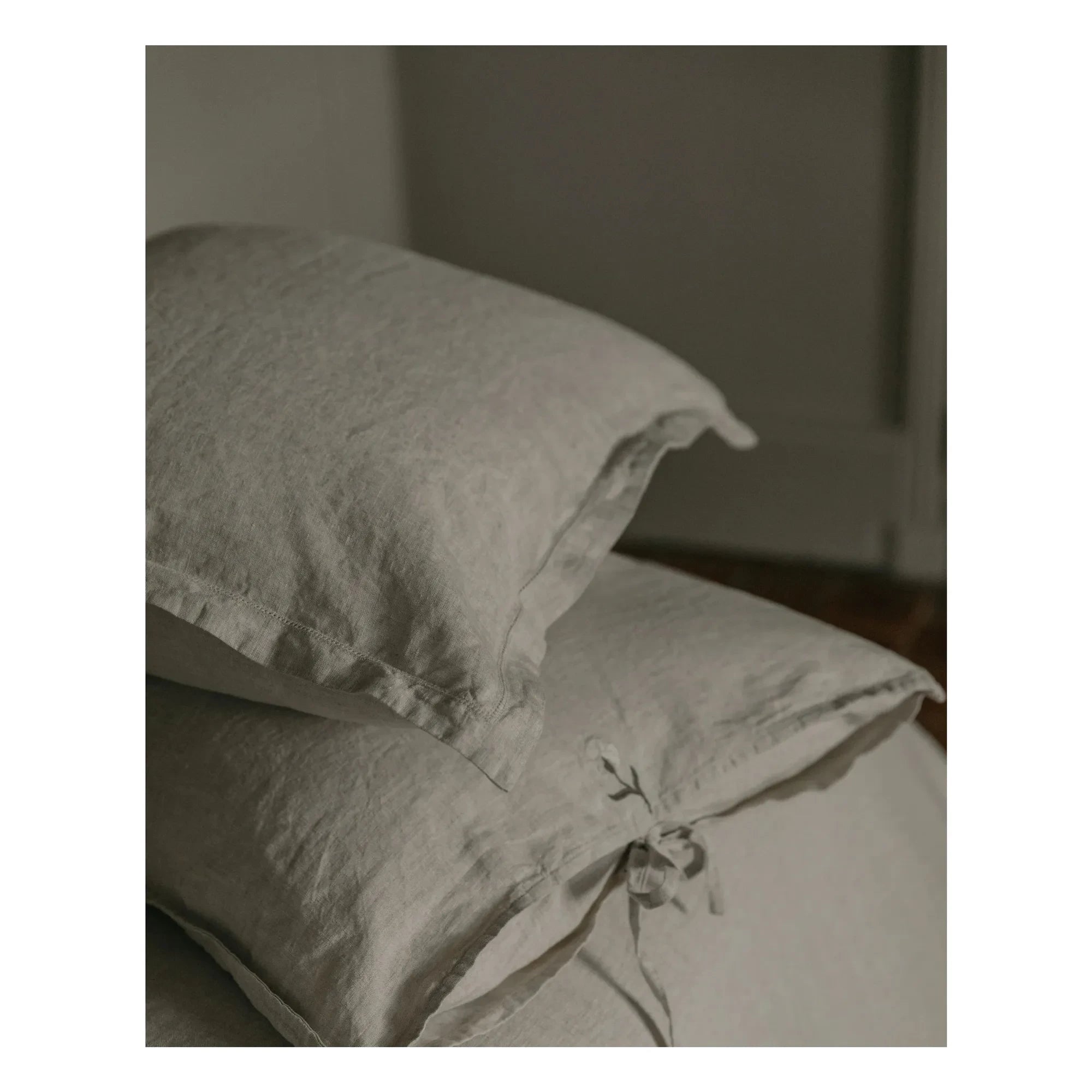 garbo&friends - Funda de almohada de lino bordada