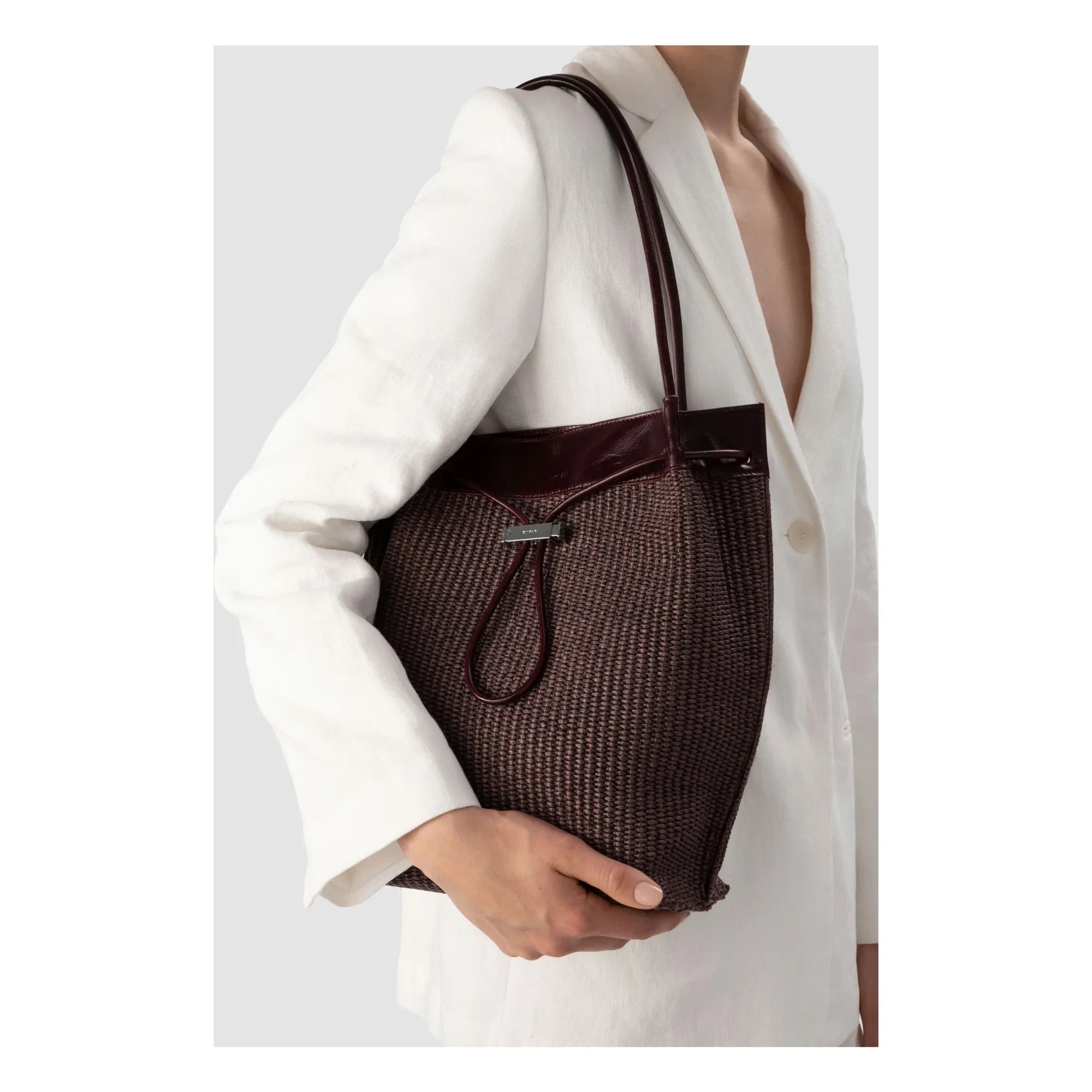 BY FAR - Bolso Kayla de rafia y piel | Burdeos