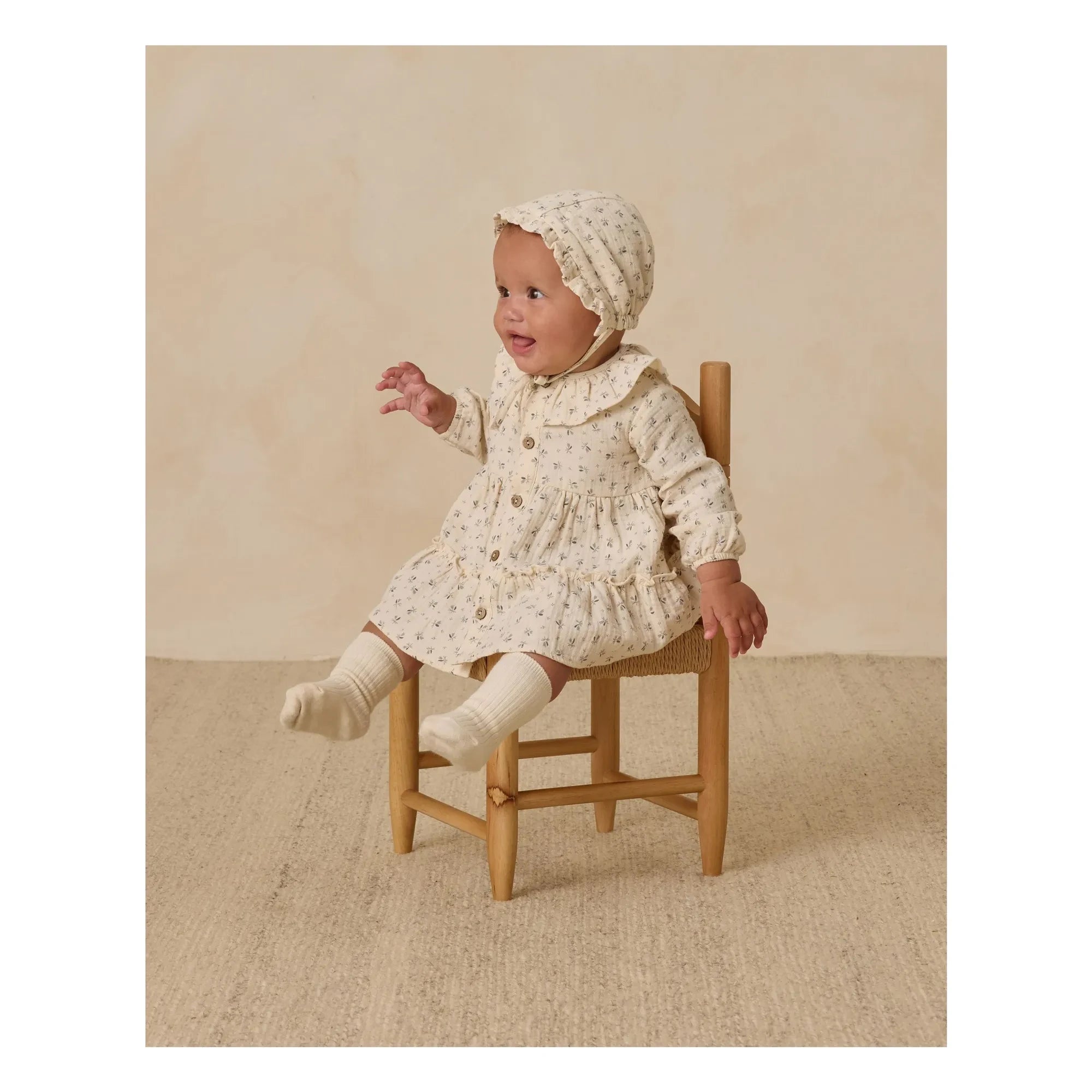 Quincy Mae - Vestido con volantes de gasa de algodón orgánico con estampado floral | Crudo