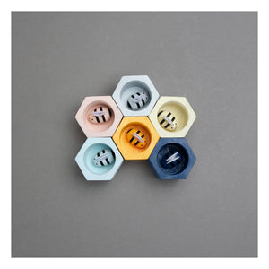 Plan Toys - Pinzas de panal de abeja