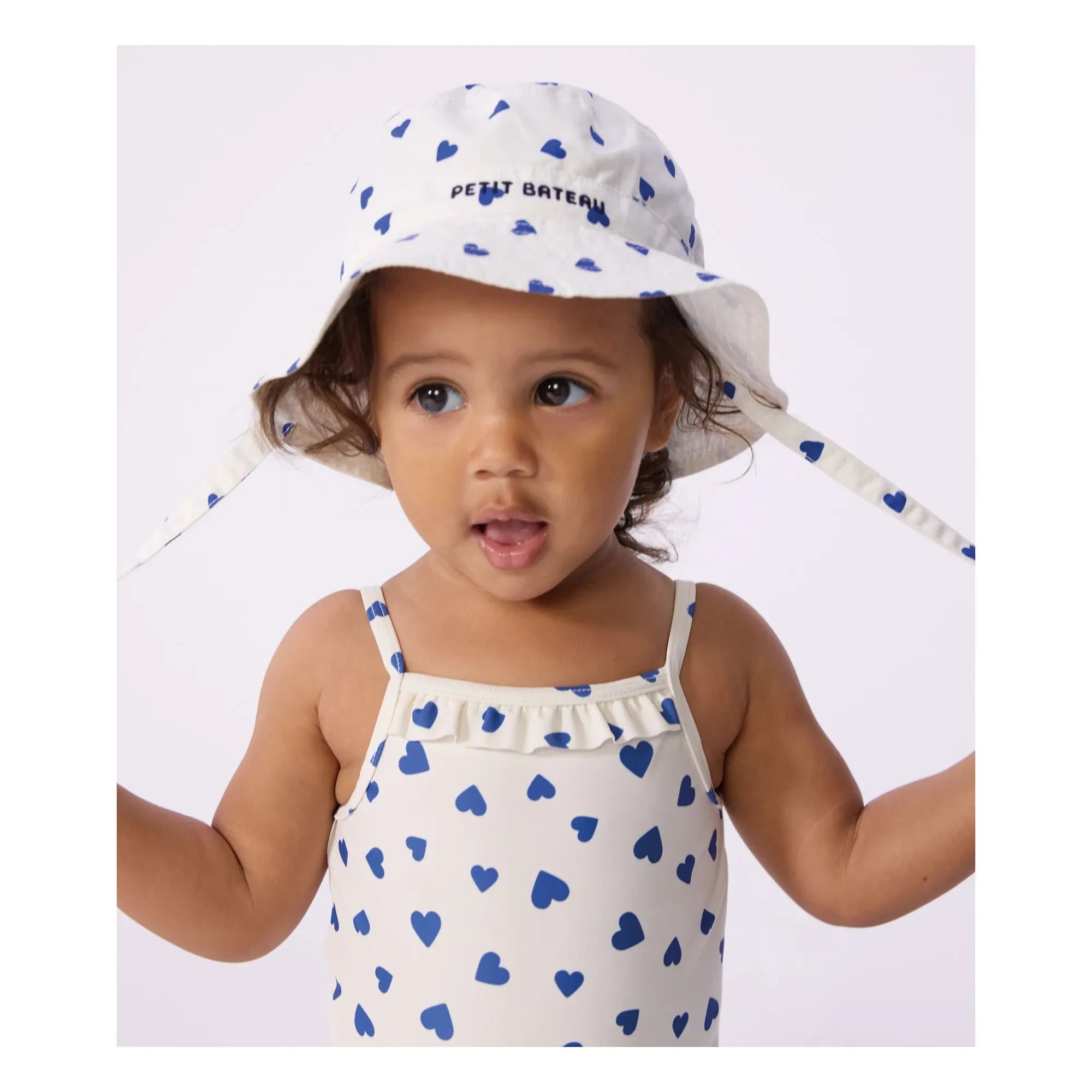 Petit Bateau - Sombrero tipo pescador en sarga con corazones para bebé | Blanco