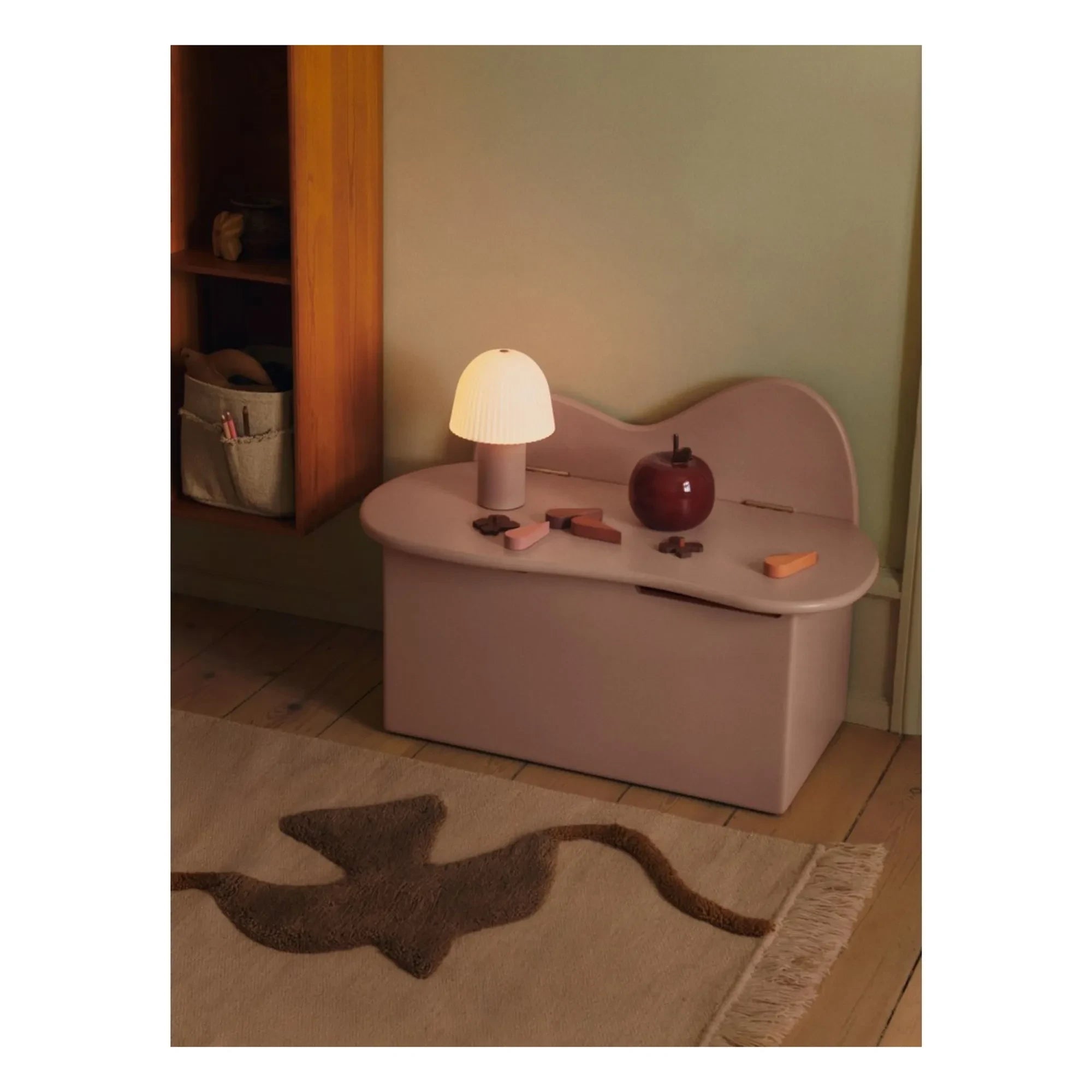 Ferm Living Kids - Cesta de almacenamiento inclinada | Rosa