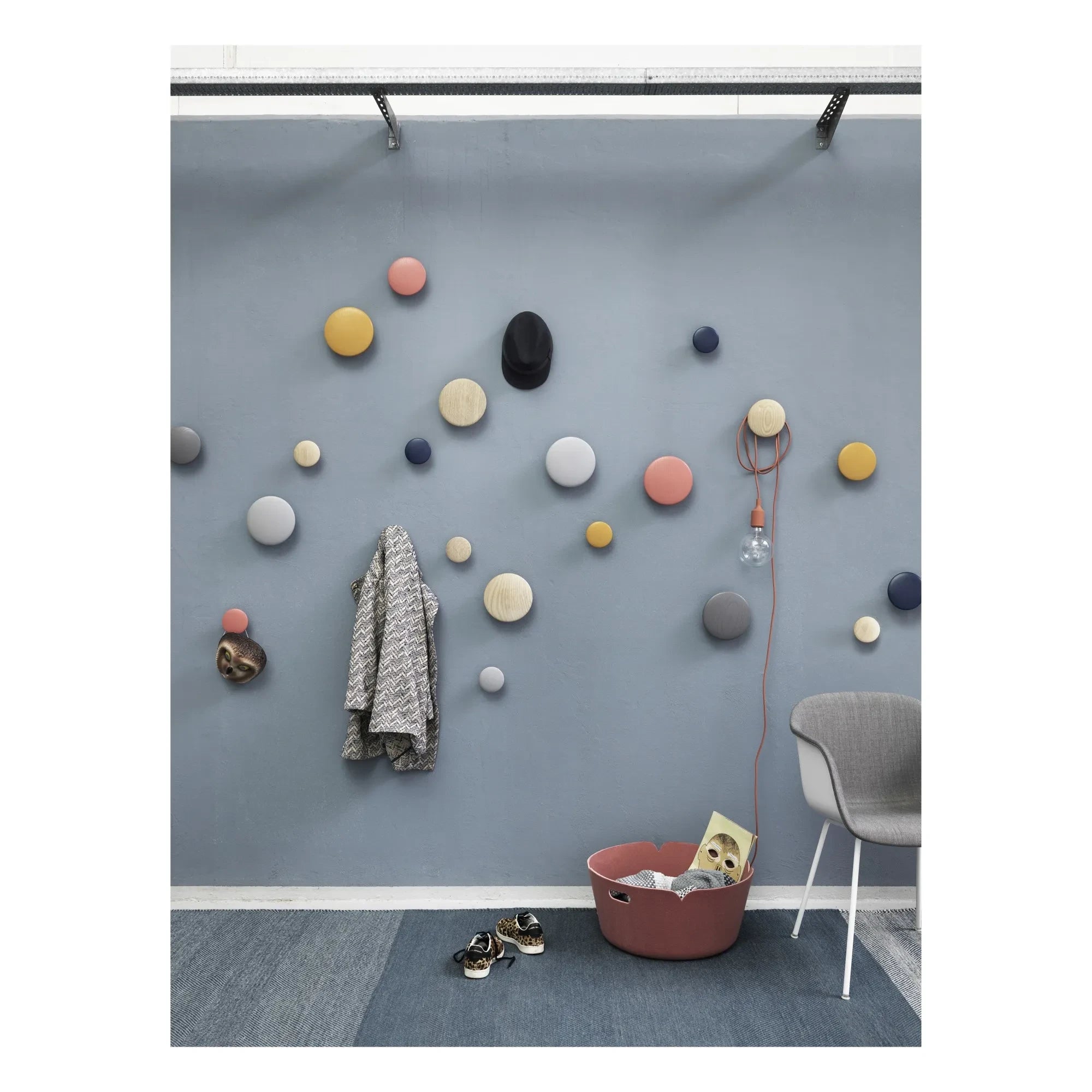 Muuto - The Dots Perchero de fresno | Azul noche