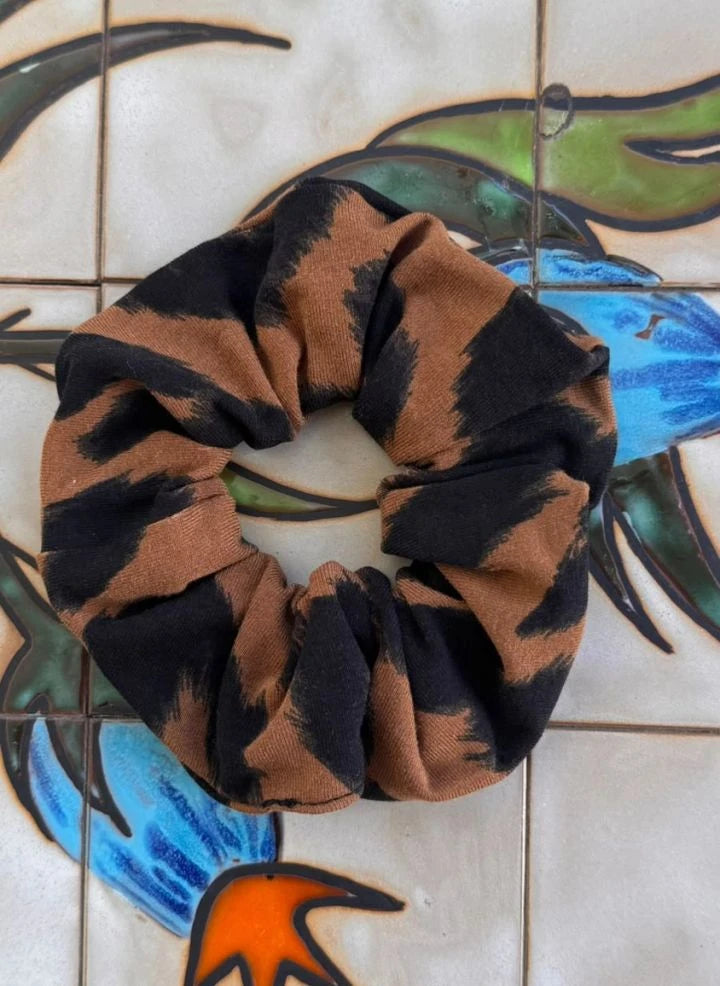 Paloma Collection - Scrunchie de invierno con estampado de leopardo | Marrón