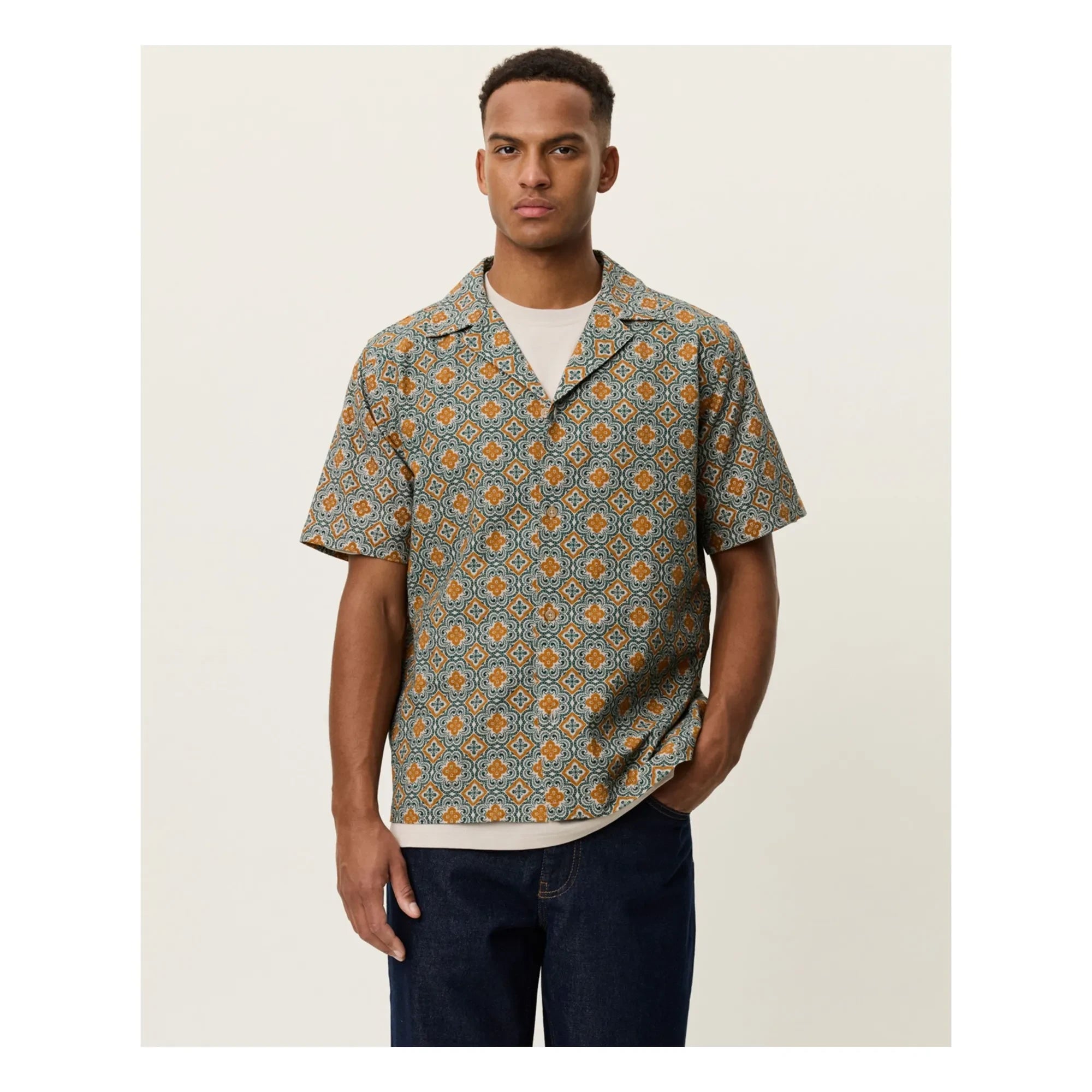 Les Deux - Camisa de manga corta de algodón orgánico Lukas Arabesque | Arcilla verde