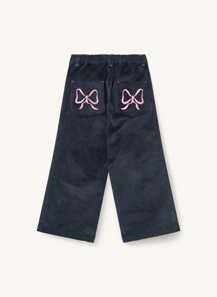 Copenhagen Colors - Pantalón de pana acanalada de algodón orgánico, corte amplio, con detalle de lazo bordado fruncido | Azul marino