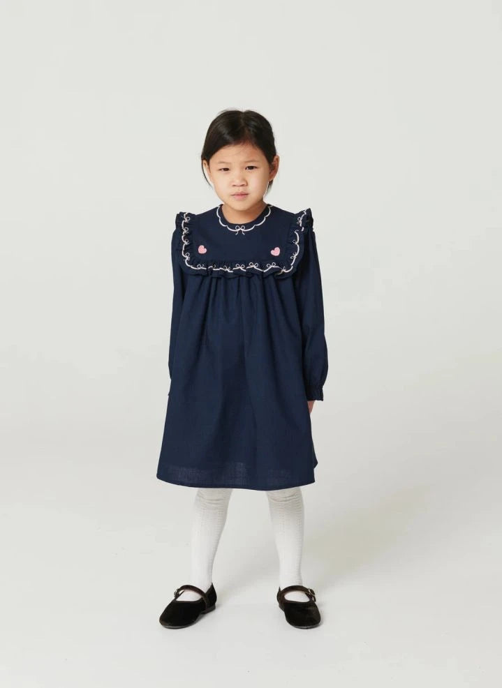 Copenhagen Colors - Vestido con volantes y bordado en algodón orgánico | Azul marino