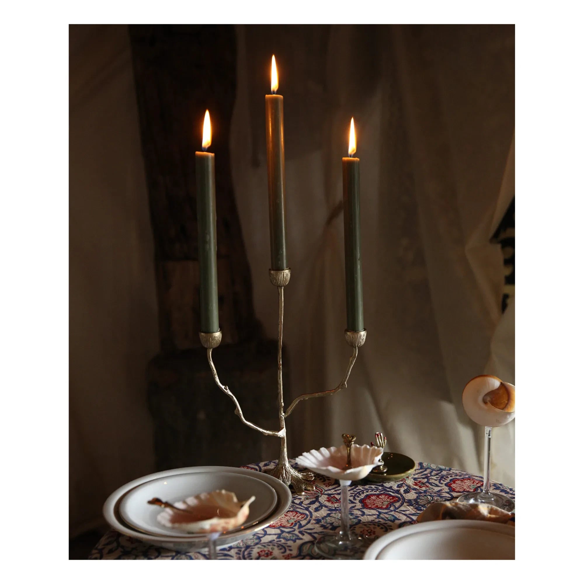Doing Goods - Candelabro triple Misty de latón reciclado | Dorado